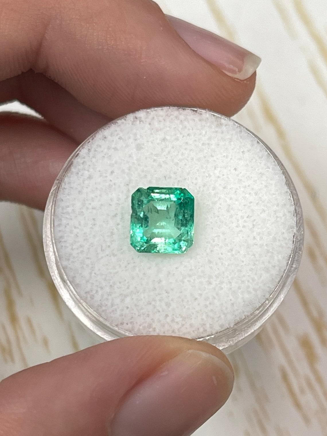A. Stone: Smeraldo
Peso: 1,78 carati
Forma: Taglio Asscher
Chiarezza: Trasparente
Lucentezza: Molto buono
Colore: Verde medio giallastro
Misure: 7,48 mm x 7,19 mm x 4,93 mm
Origine geografica: Colombia
Trattamento: Naturale, oliatura

Note: Questo