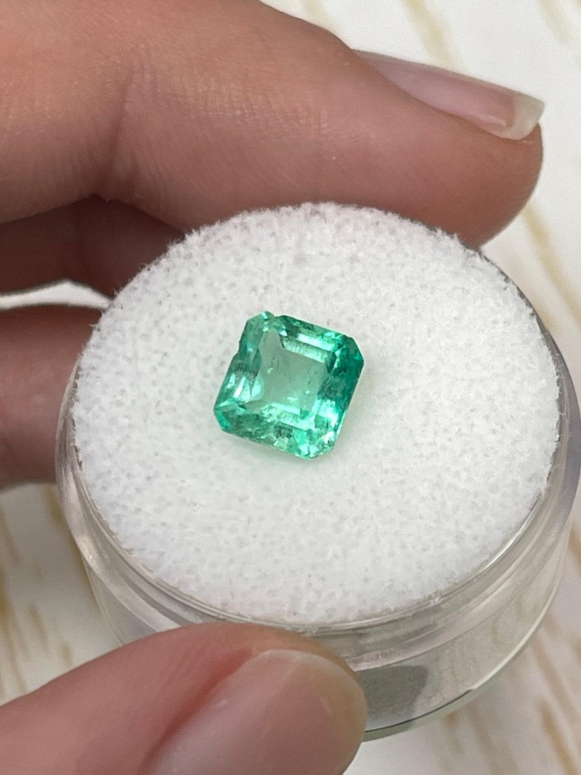 Moderno 1,78 Carati 7,5x7 Verde Limite Taglio Asscher Smeraldo Colombiano - Gemma di Maggio in vendita