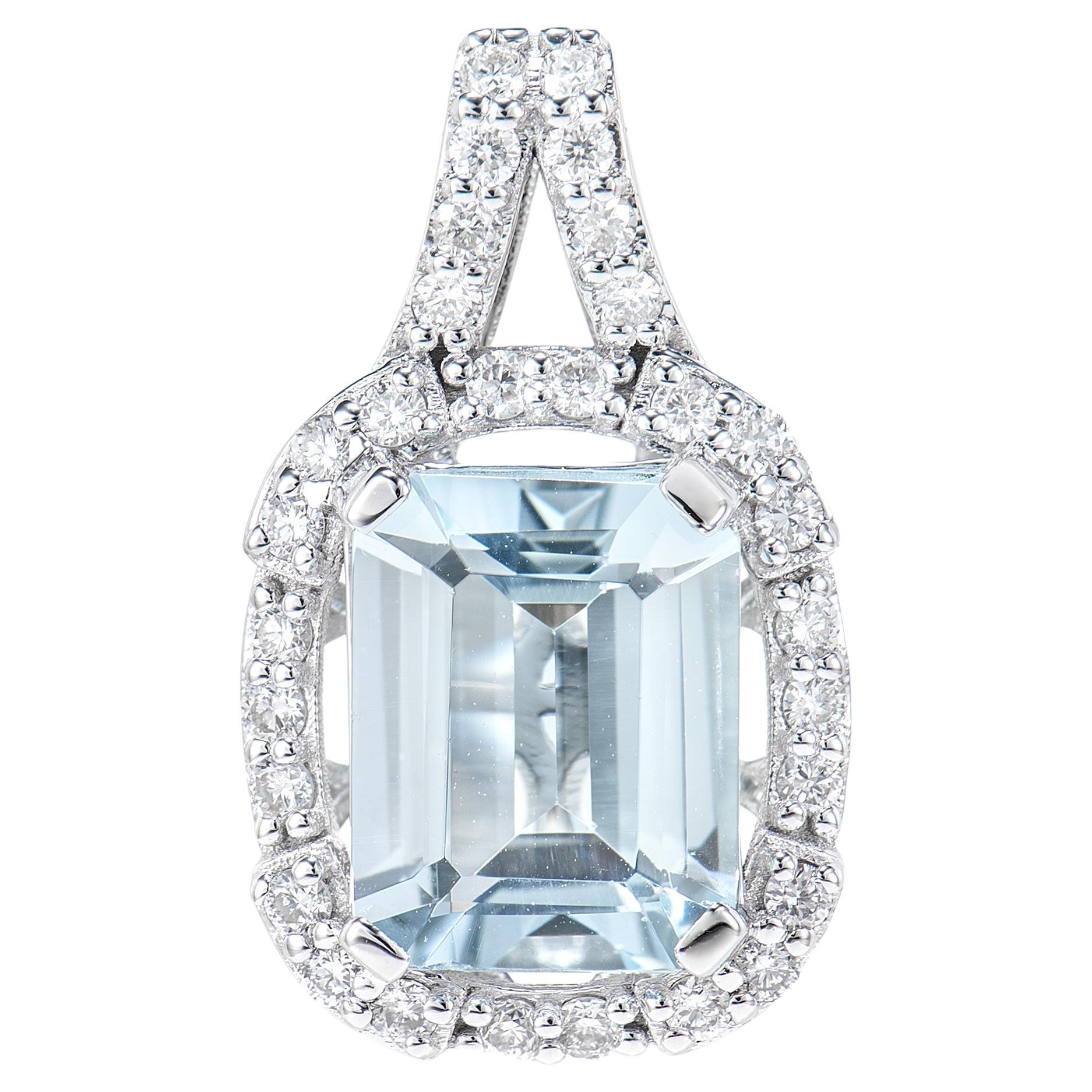 Pendentif aigue-marine de 1,78 carat en or blanc 18 carats avec diamant blanc.