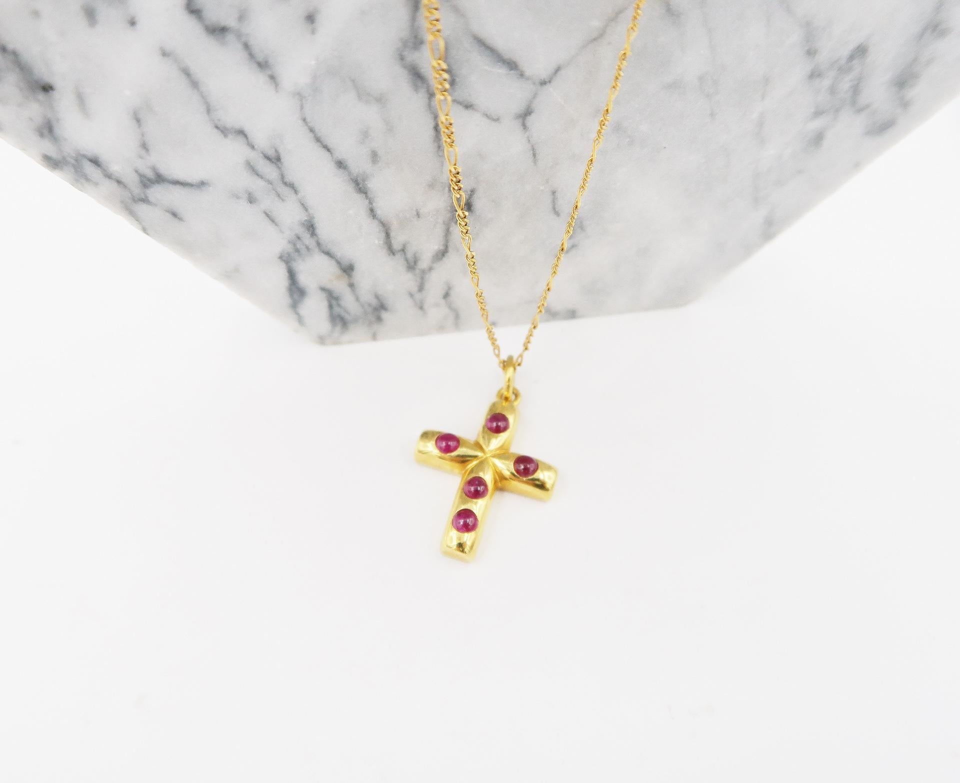 1.78 Carat Cabochon Ruby 18K Yellow Gold Cross Delicate Figaro Chain Necklace In New Condition For Sale In Bangkok, TH