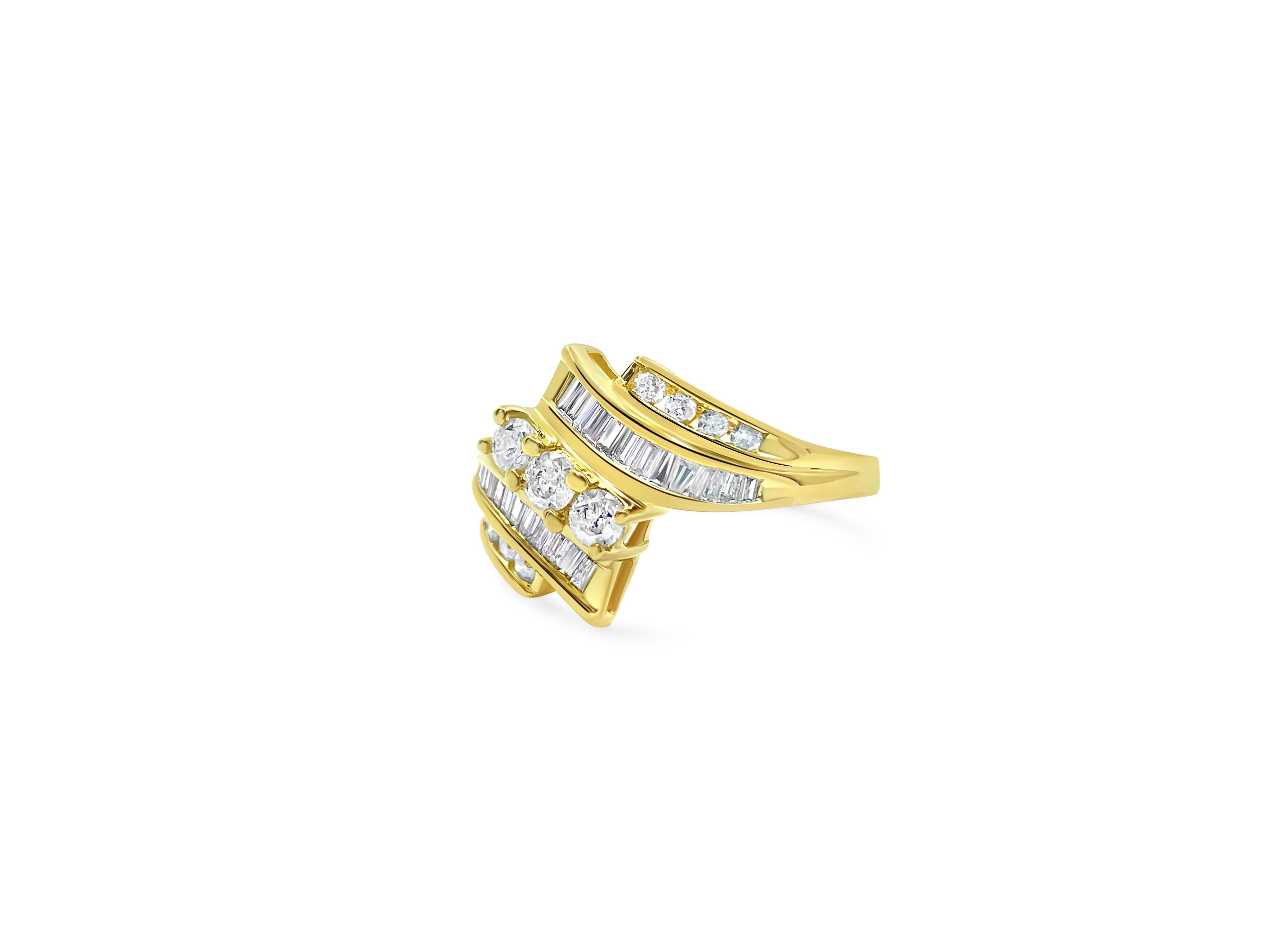 Erleben Sie Eleganz mit unserem atemberaubenden 10-karätigen Diamantring aus Gelbgold mit einem Gesamtgewicht von 1,78 Karat. Jeder Diamant, der eine Reinheit von VS-SI und eine Farbe von G-H aufweist, wird sorgfältig nach seiner natürlichen