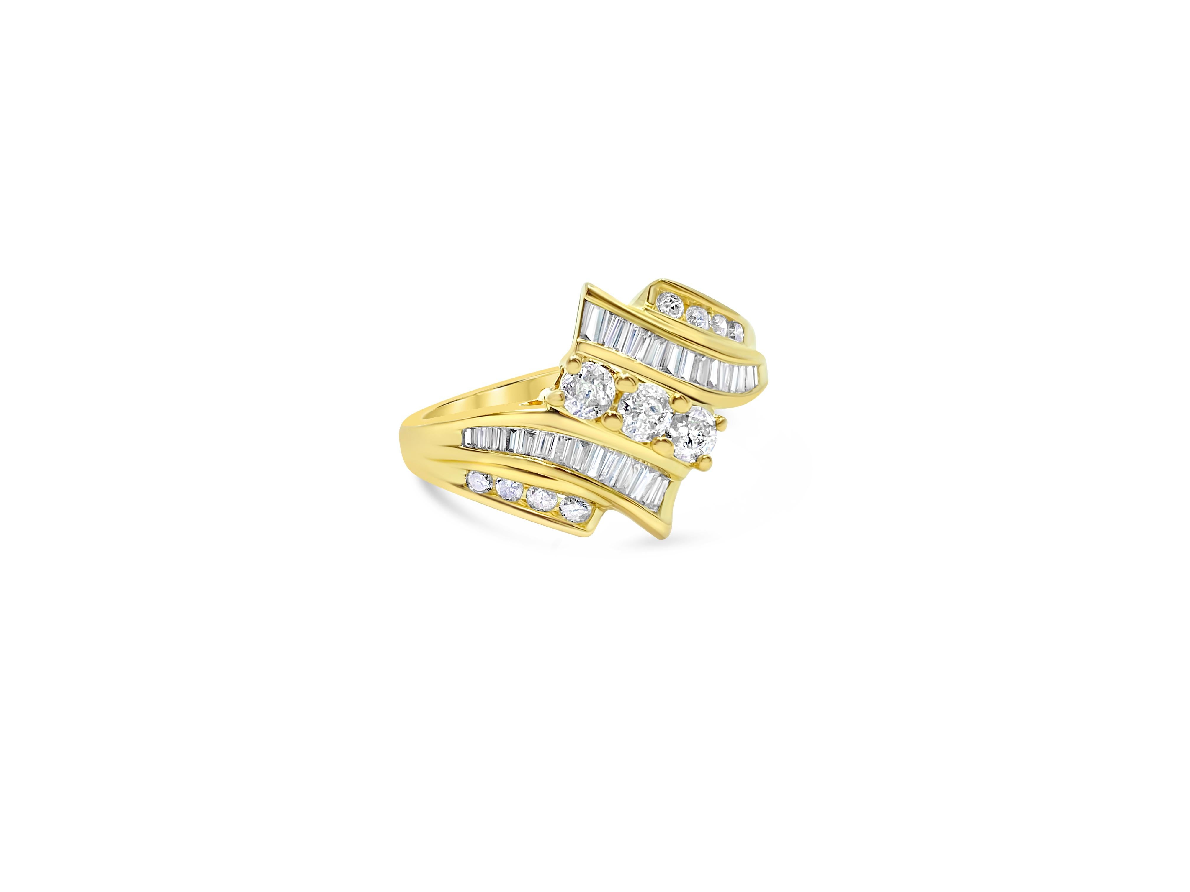 Erleben Sie Eleganz mit unserem atemberaubenden 10-karätigen Diamantring aus Gelbgold mit einem Gesamtgewicht von 1,78 Karat. Jeder Diamant, der eine Reinheit von VS-SI und eine Farbe von G-H aufweist, wird sorgfältig nach seiner natürlichen