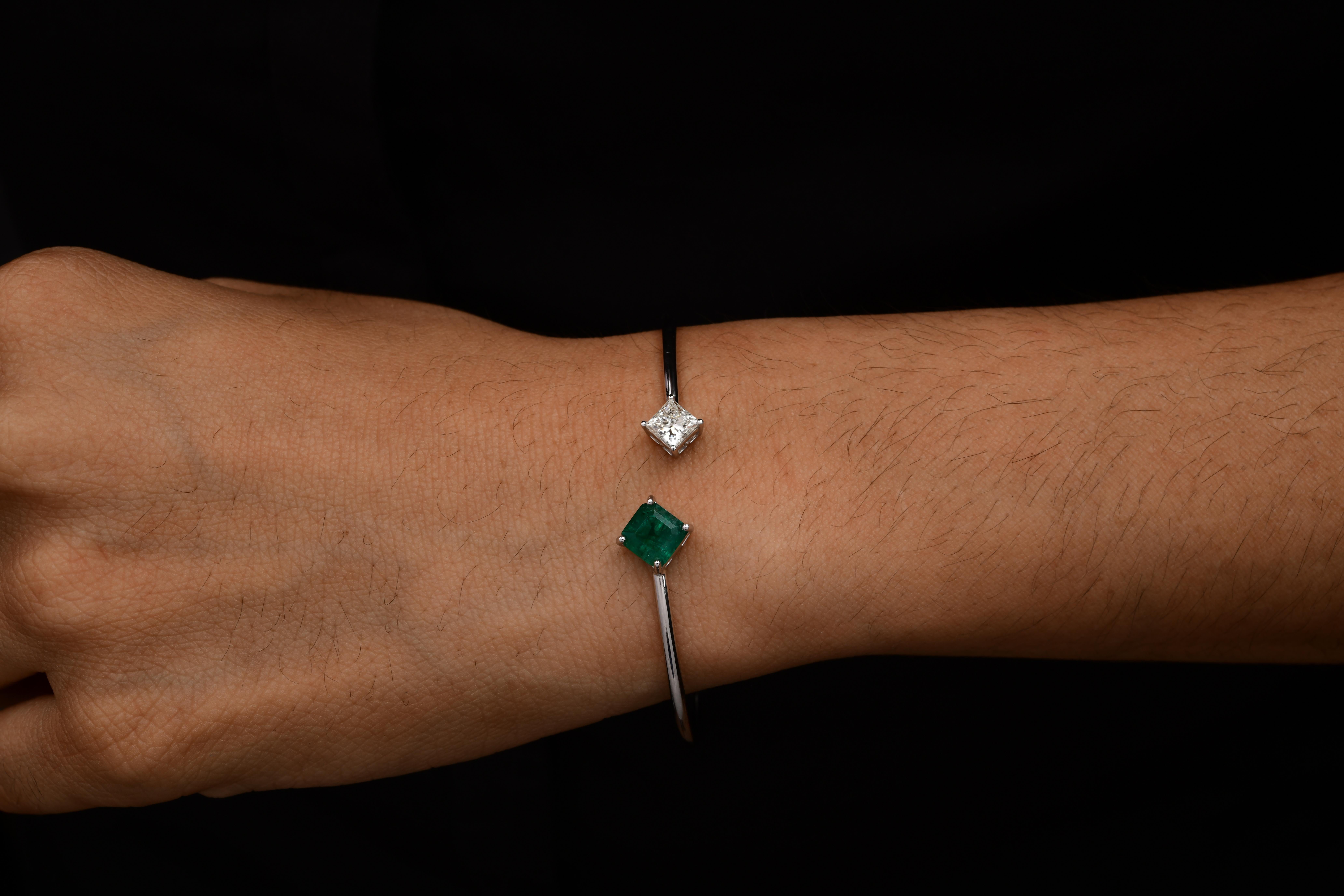 1.78 Carat Emerald 0.75 Ct SI/H Diamond Cuff Bangle Bracelet 14 Karat White Gold In New Condition For Sale In Diera, Dubai