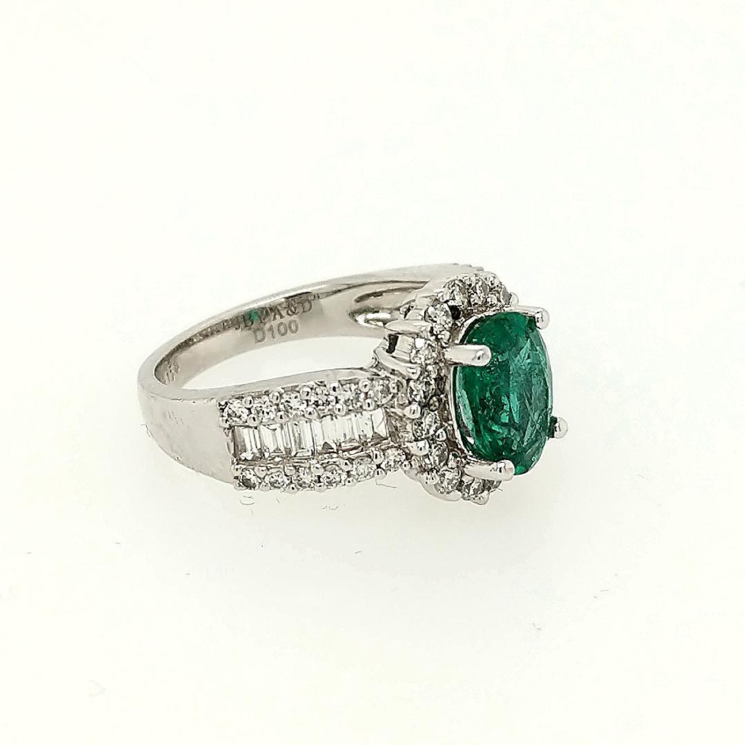 Contemporary 1.78 Carat Emerald and Diamond Cocktail Ring For Sale