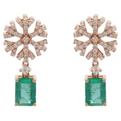 Boucles d'oreilles pendantes à fleurs en or rose 18 carats avec diamants et émeraudes de 1,78 carat 