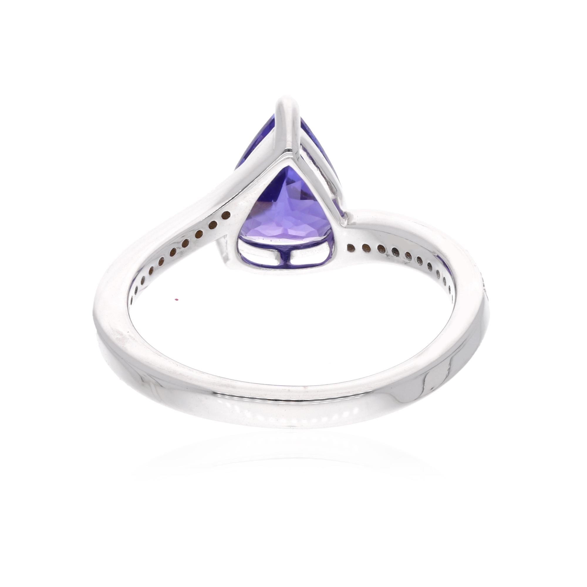 The ring is a size 7 and may be resized to larger or smaller upon request. FOLLOW SPECTRUM JEWELS storefront to view the latest collection & exclusive pieces. Spectrum Jewels is proudly rated as a Top Seller on 1stdibs with 5 star customer reviews.