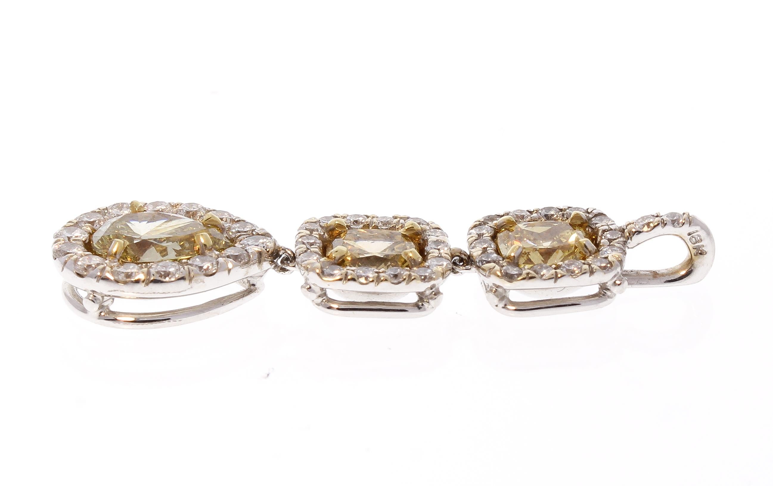 Si vous êtes à la recherche d'un cadeau pour ravir votre bien-aimée, ce pendentif en diamant de fantaisie en ligne est peut-être ce que vous cherchiez. Dotée d'un trio de diamants naturels de couleur jaune de fantaisie totalisant 1,78 carat, elle 