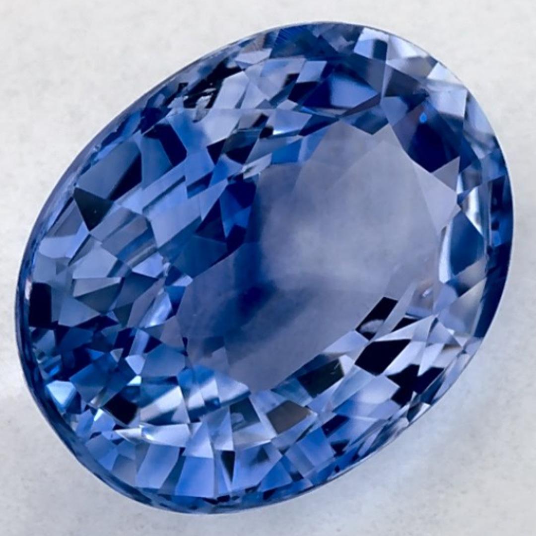 Este zafiro azul natural ofrece elegancia y sofisticación. Con su rica saturación de color y su corte preciso, es la pieza central perfecta para un anillo de compromiso o un diseño de joyería de lujo.

Este zafiro es originario de Sri Lanka