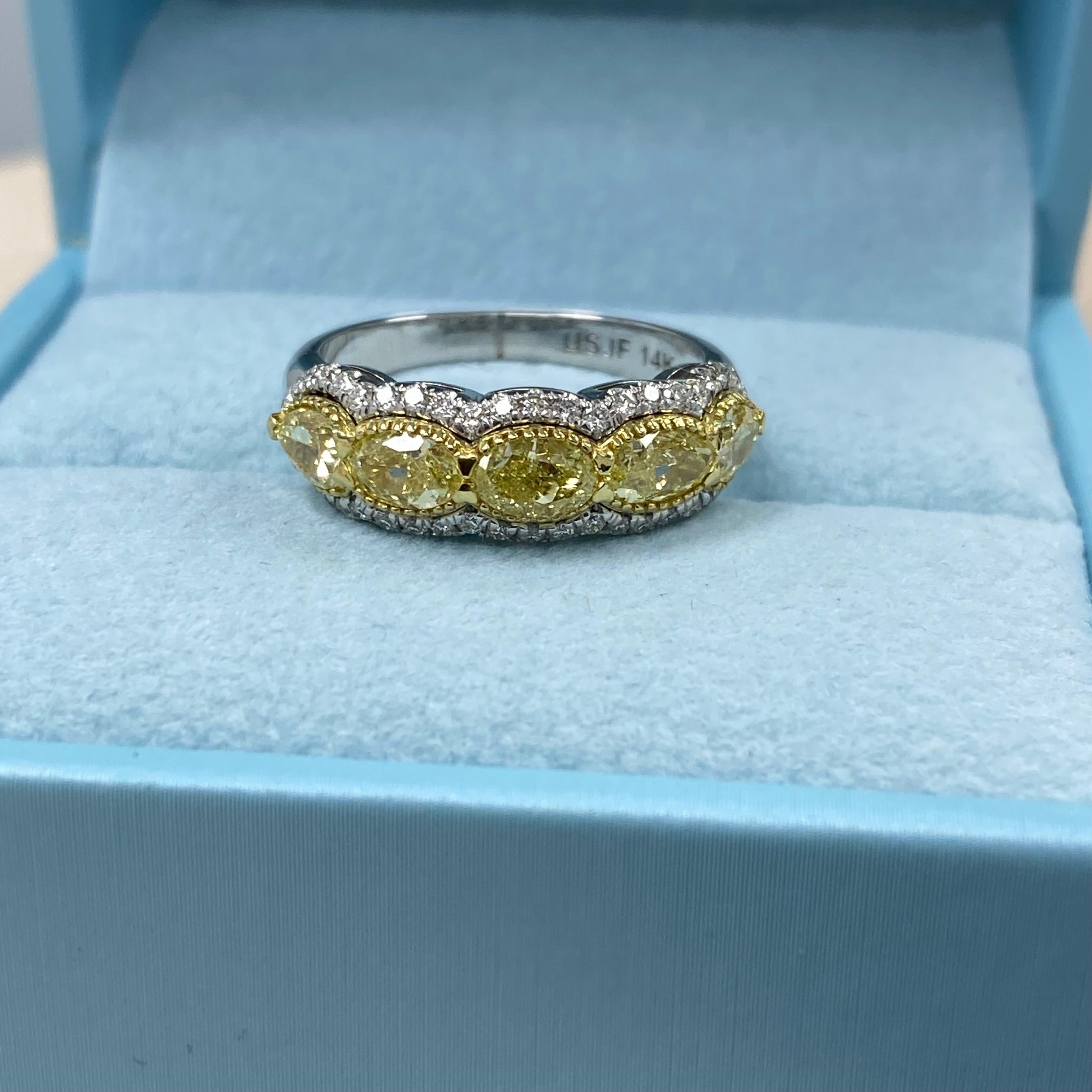 Dieser atemberaubende Ehering bringt einen Hauch von Magie in Ihre besonderen Momente! Mit einer schillernden Kombination aus drei ovalen Diamanten mit der Reinheit Si1/Si2 und zwei Diamanten im Birnenschliff, die alle von einem zarten Halo aus