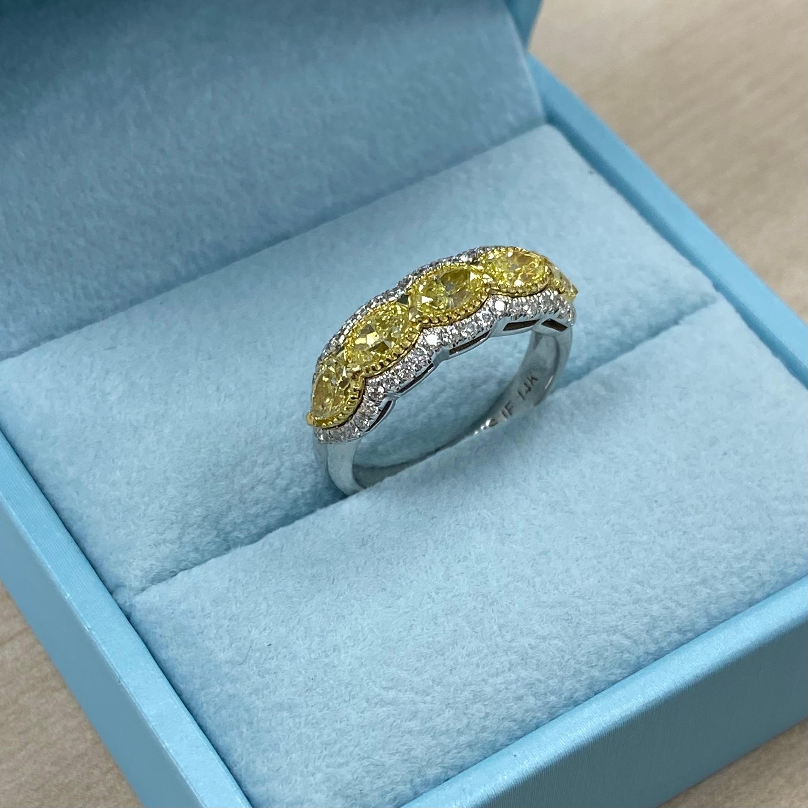 1.78 Karat Oval & Birnenförmiger Fancy Gelber Diamant Ehering 14K Weißgold Jahrestag-Ring (Ovalschliff) im Angebot