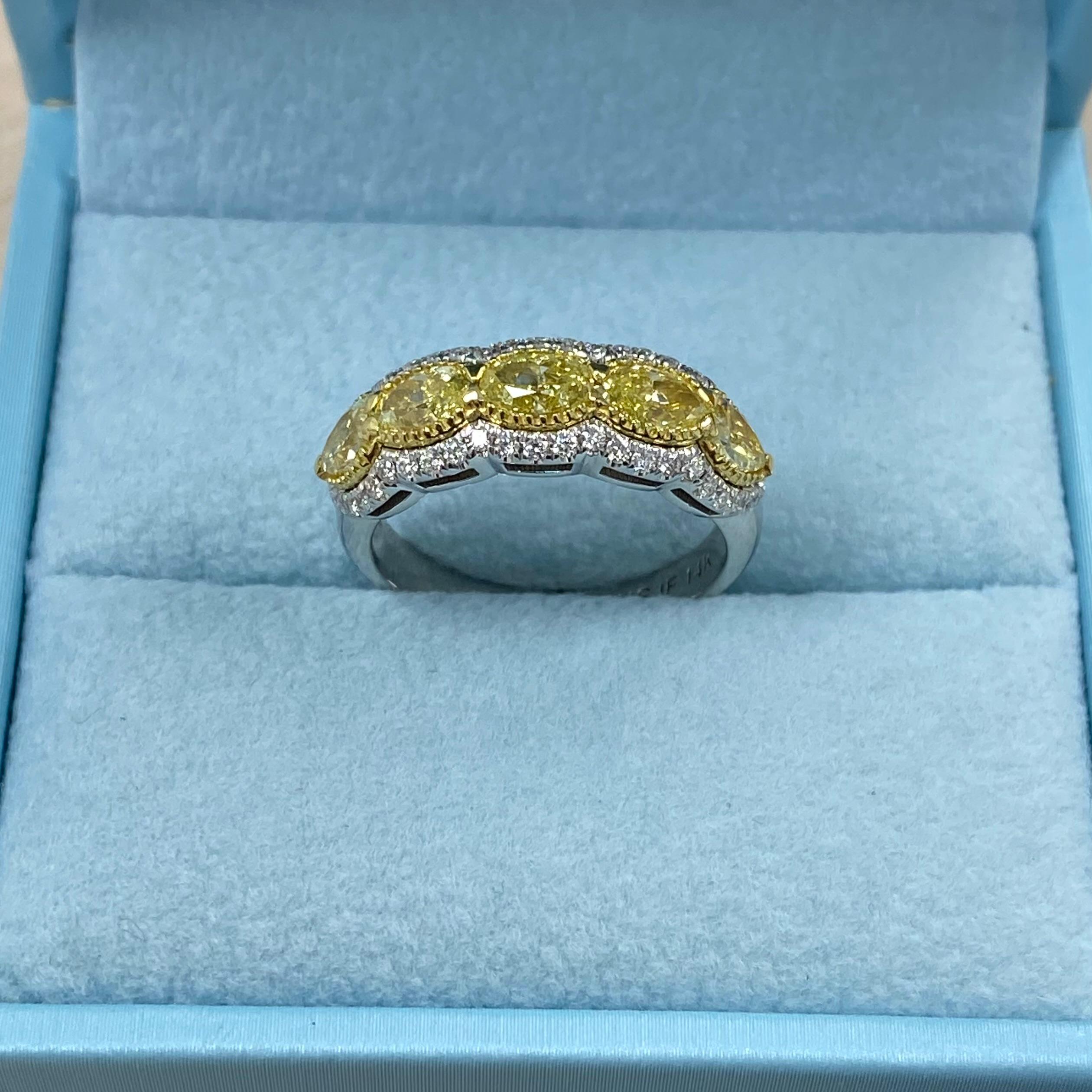 1.78 Karat Oval & Birnenförmiger Fancy Gelber Diamant Ehering 14K Weißgold Jahrestag-Ring im Zustand „Neu“ im Angebot in New York, NY
