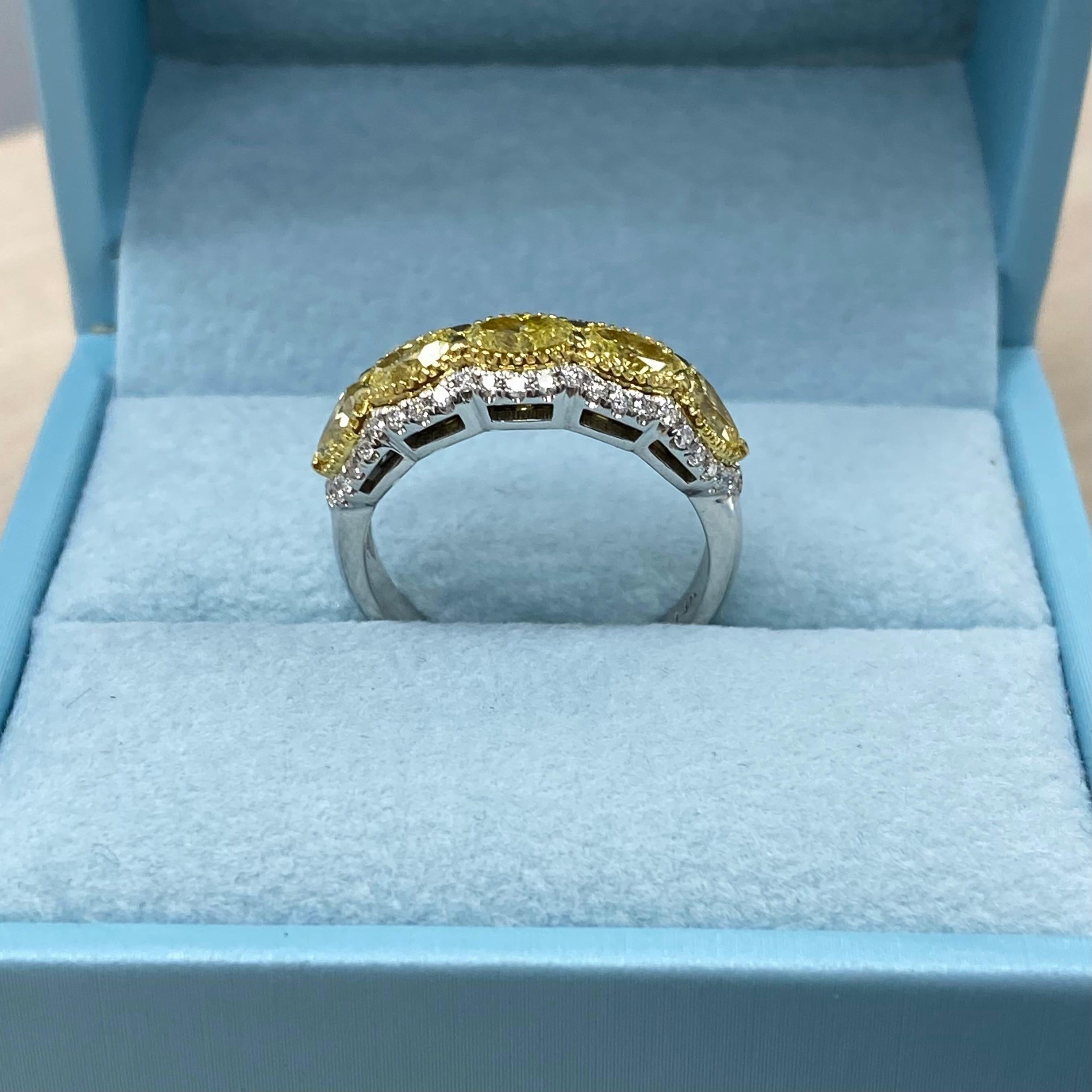 1.78 Karat Oval & Birnenförmiger Fancy Gelber Diamant Ehering 14K Weißgold Jahrestag-Ring Damen im Angebot