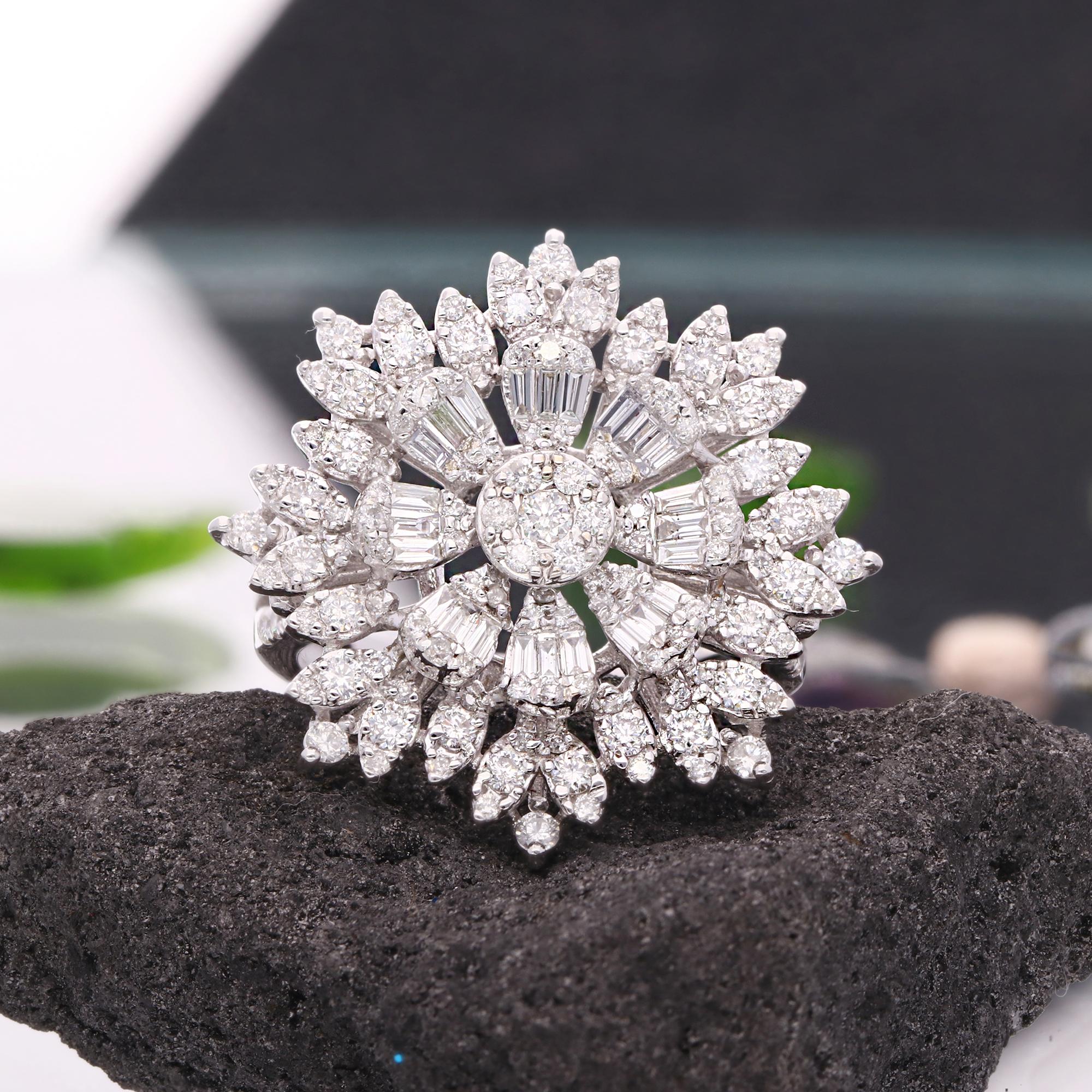 Taglio baguette 1,78 carati SI/HI Baguette Diamond Flower Cocktail Ring Gioielli in oro bianco 18 carati in vendita