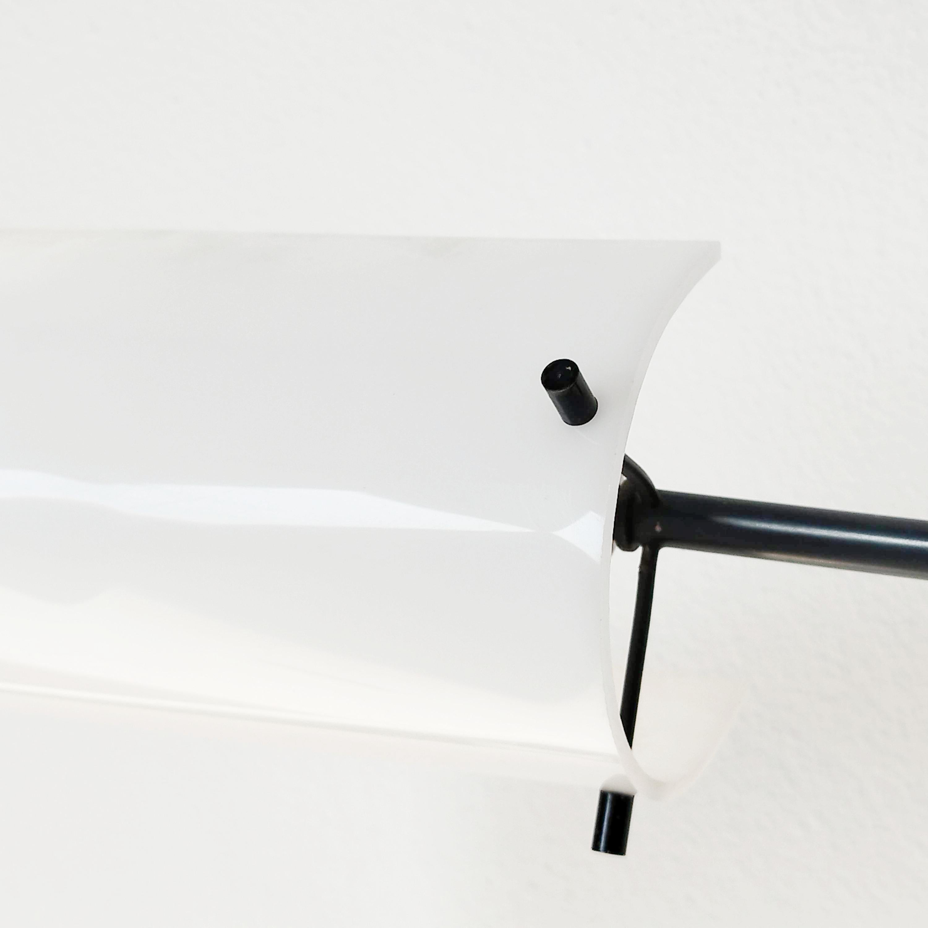 La lampada 178 NT, disegnata da Gino Sarfatti for Arteluce, è un pezzo notevole della storia del design italiano, che incarna lo spirito innovativo della metà del XX secolo. Rinomato per la sua capacità di combinare funzionalità ed eleganza