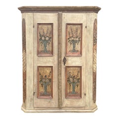 Armario tirolés antiguo pintado de blanco floral de 1780
