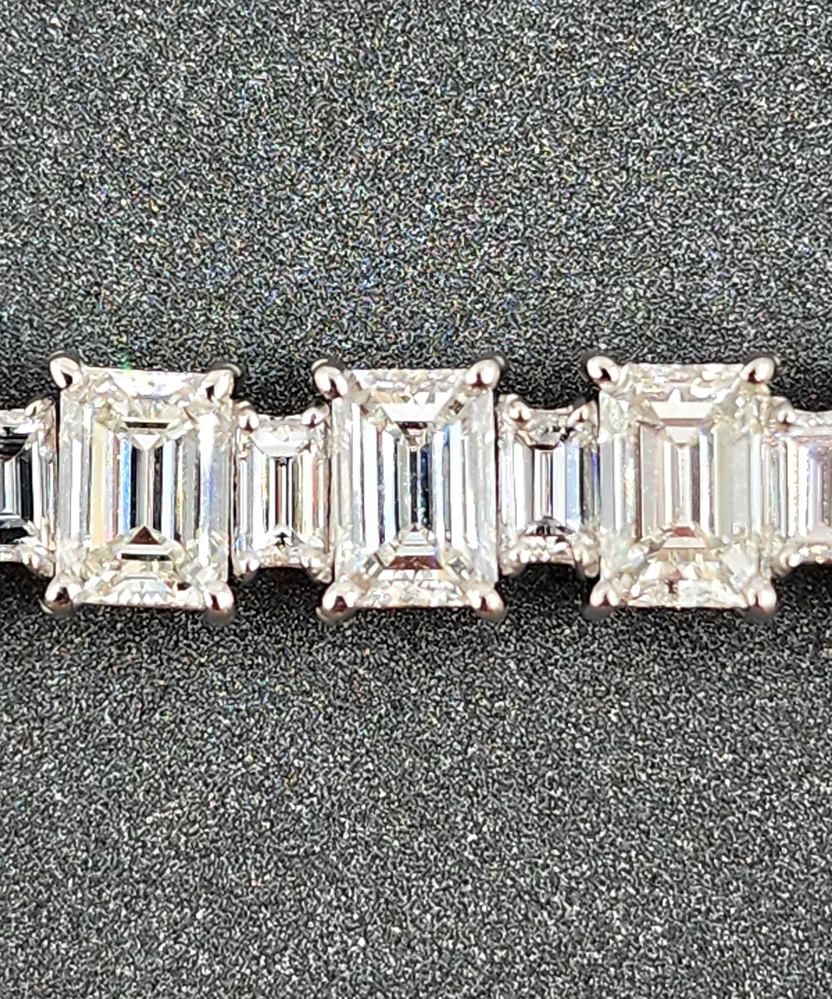Questo squisito bracciale tennis è una creazione straordinaria che irradia una raffinatezza senza tempo. Con 54 diamanti bianchi a taglio misto per un peso totale di 17,80 carati, ogni pietra è sapientemente incastonata nel platino, creando una