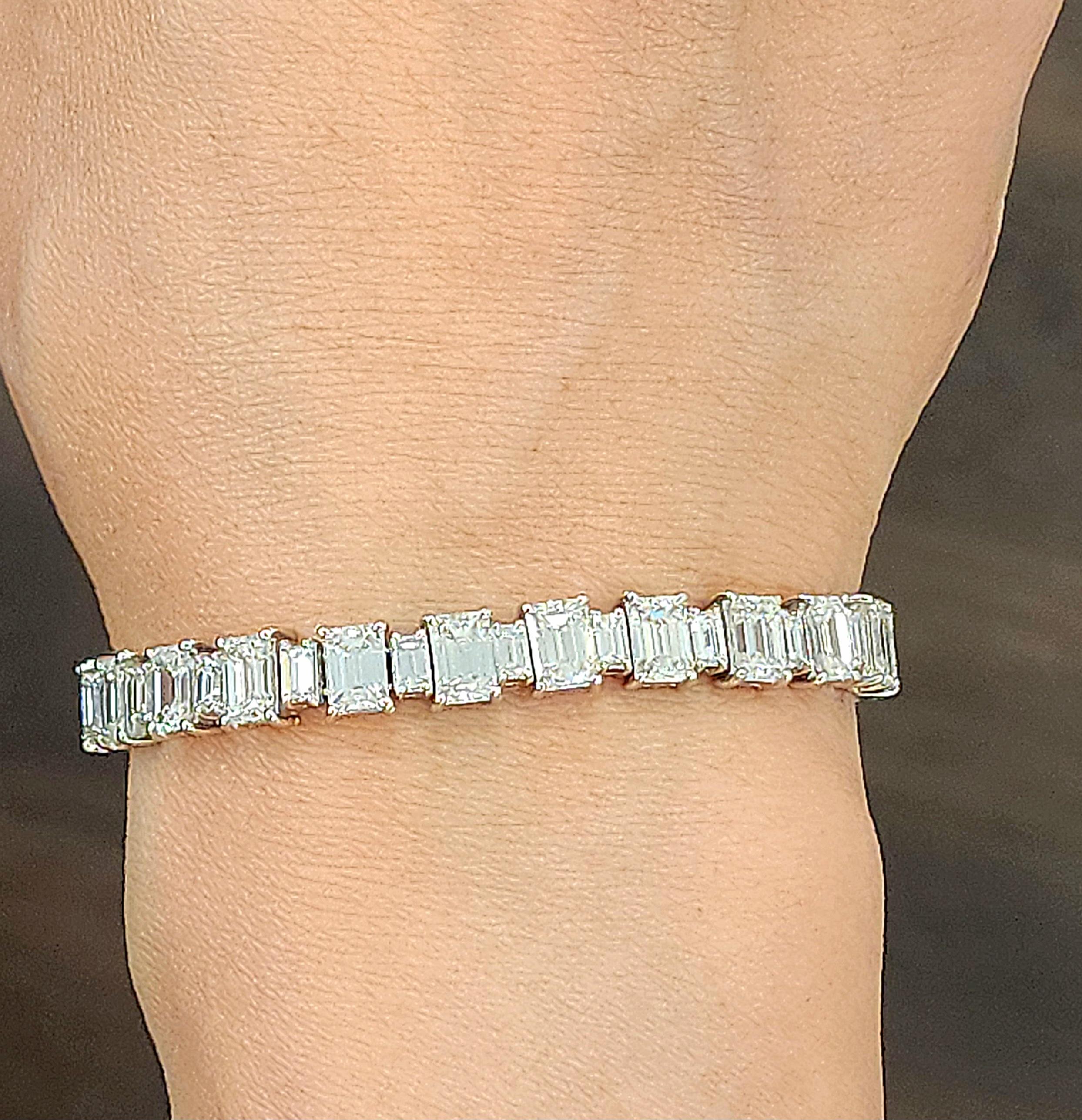 Moderno Bracciale con taglio smeraldo e baguette da 17.80 carati in vendita