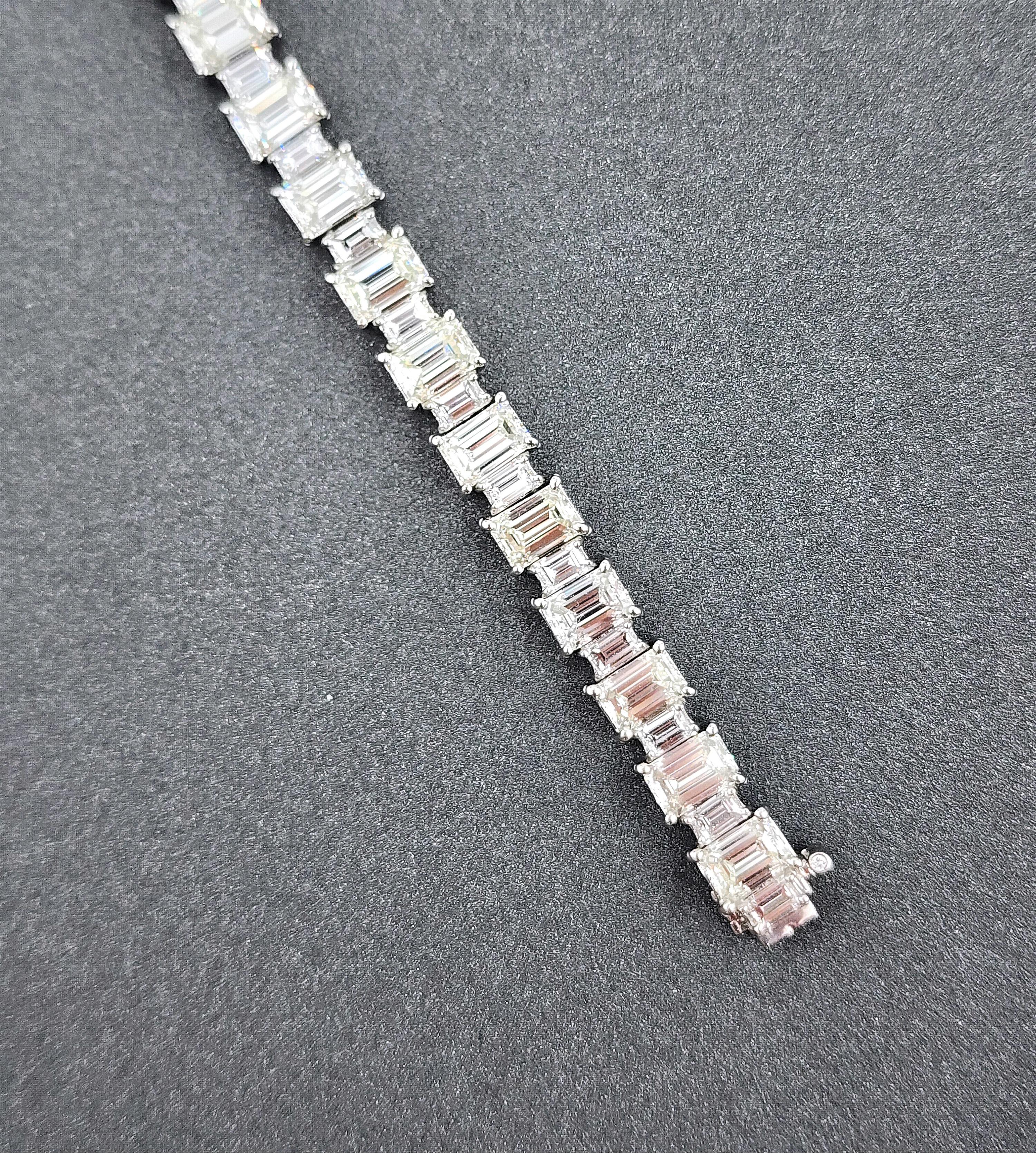 Bracciale con taglio smeraldo e baguette da 17.80 carati In condizioni Nuovo in vendita a Chicago, IL