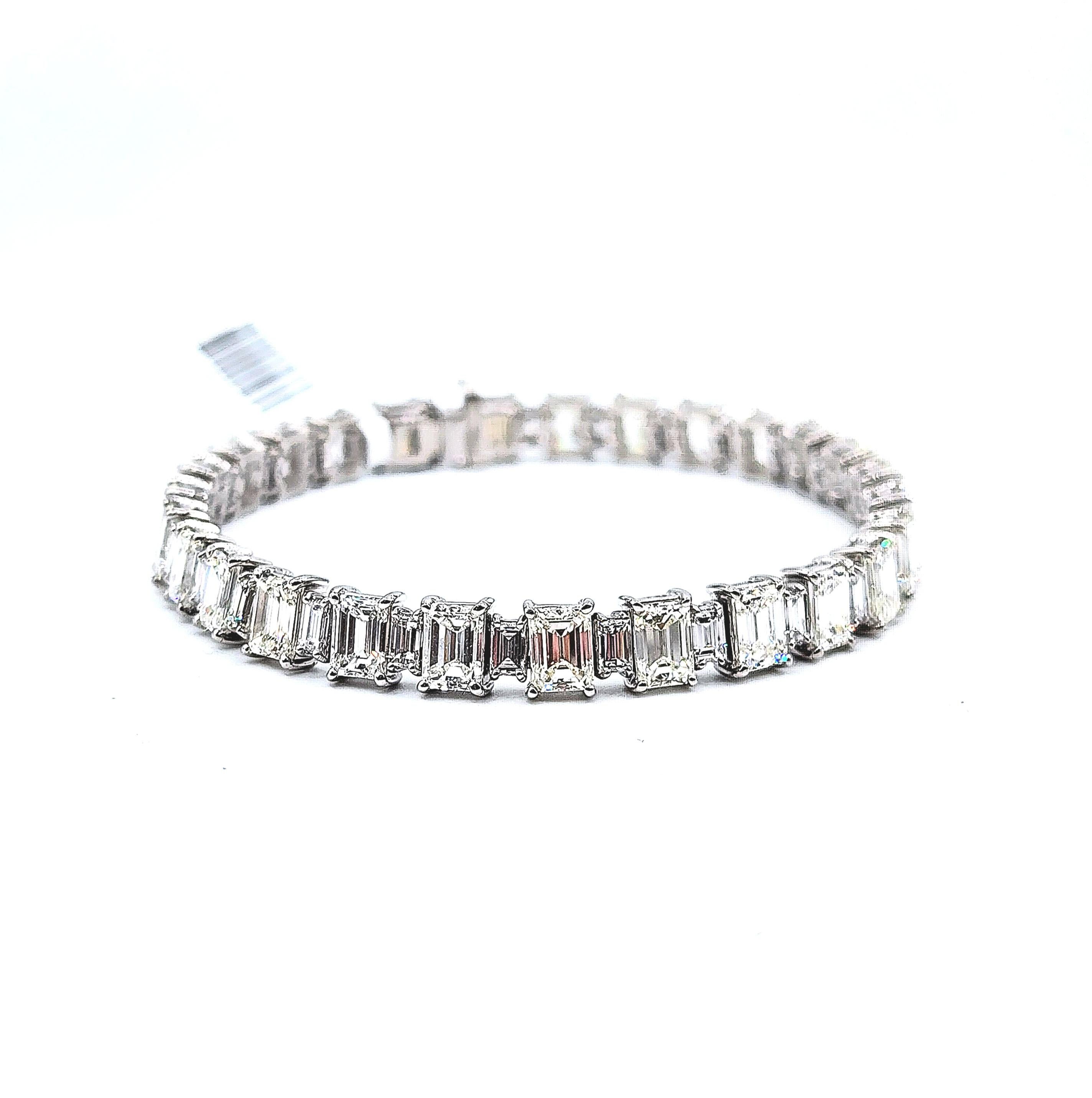 Bracciale con taglio smeraldo e baguette da 17.80 carati in vendita 2