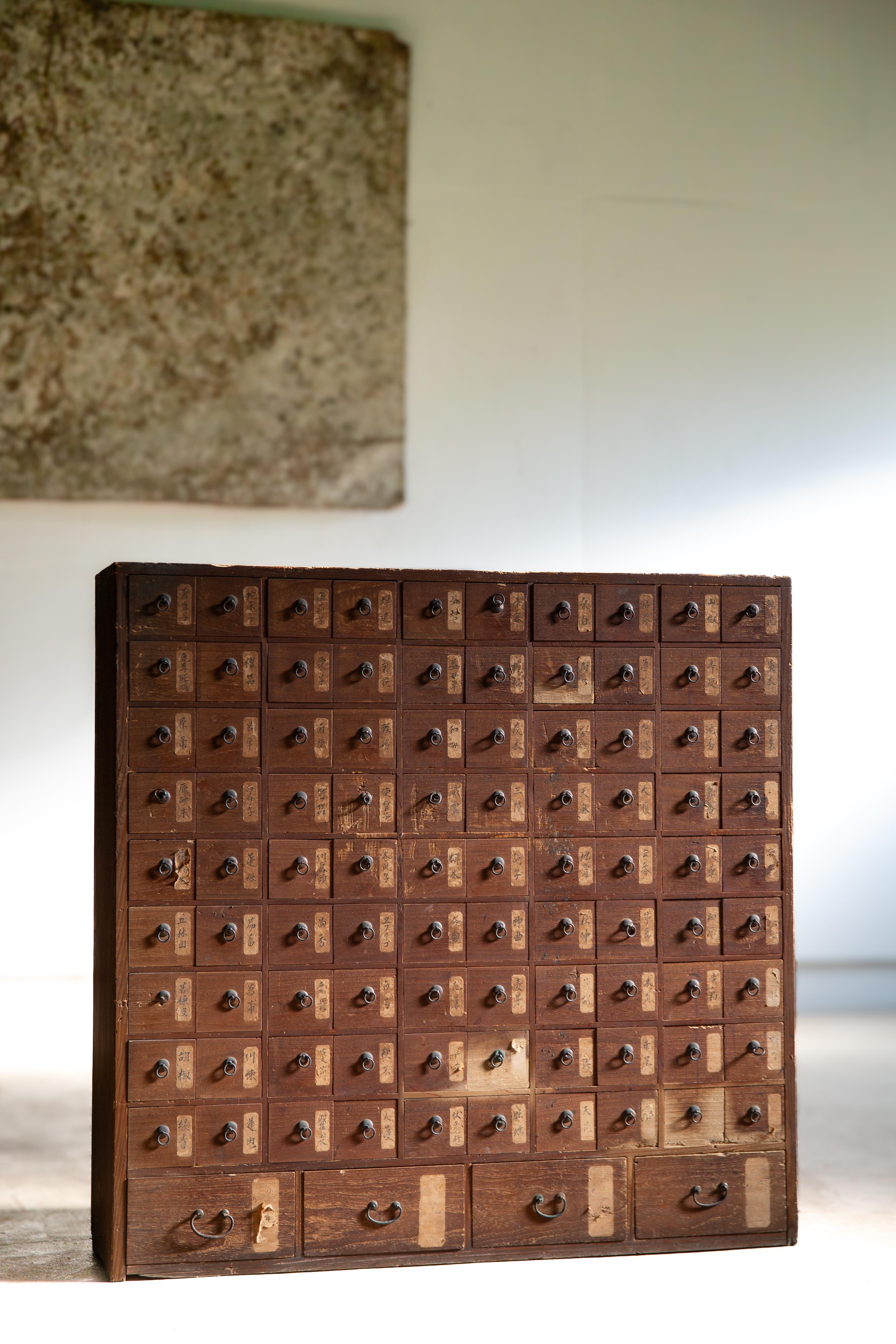 1780er-1850er Jahre Edo Japanische antike Kiri-Medizinkommode mit Schubladenschrank, wabi sabi tansu (Holz) im Angebot