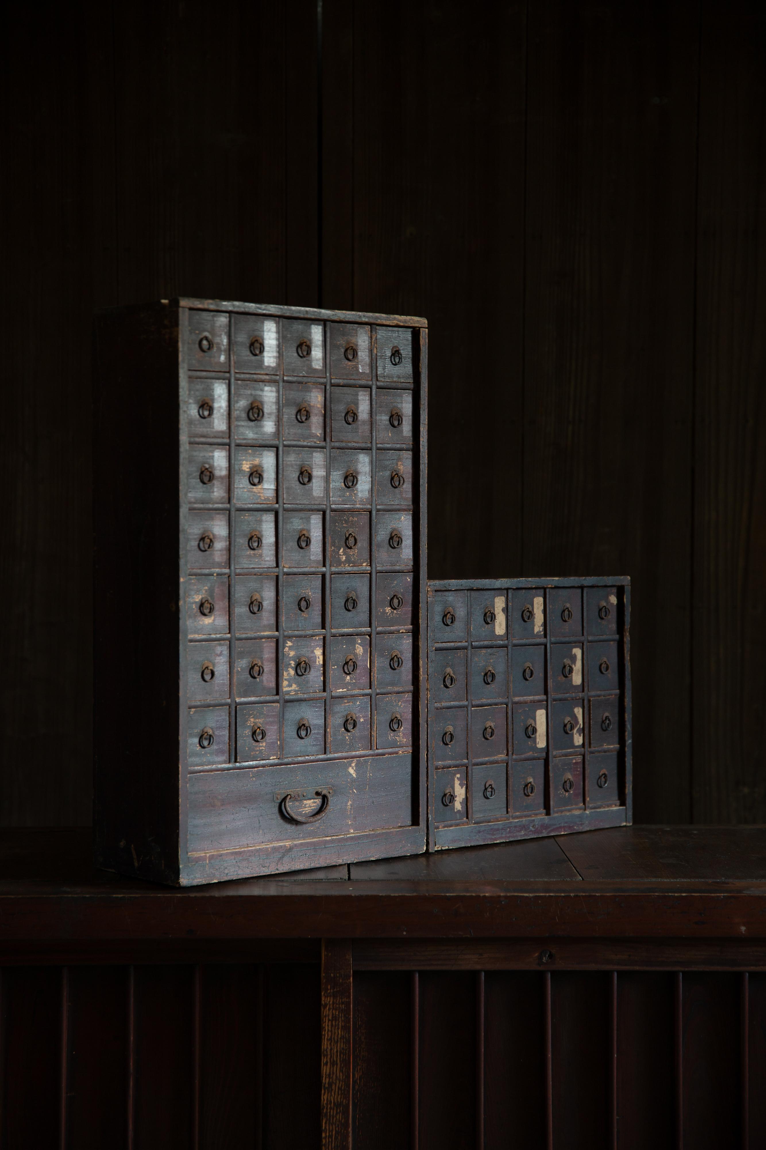 1780s-1850s Edo Japanese antique medicine chest of drawers 2pc cabinet wabi sabi In Good Condition For Sale In 常陸大宮市, JP