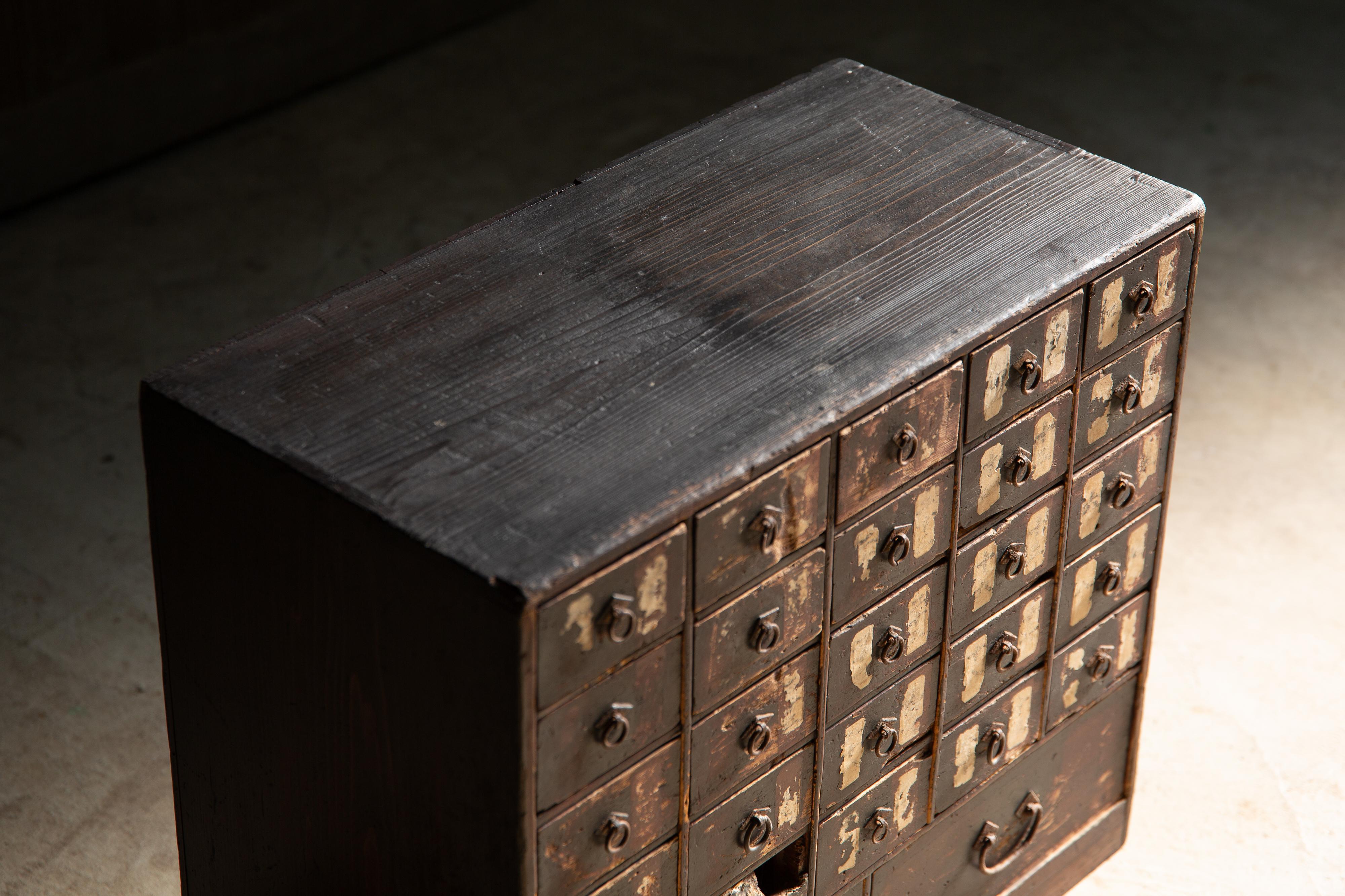 1780s-1850s Edo Japanese antique medicine chest of drawers, cabinet wabi sabi For Sale 4