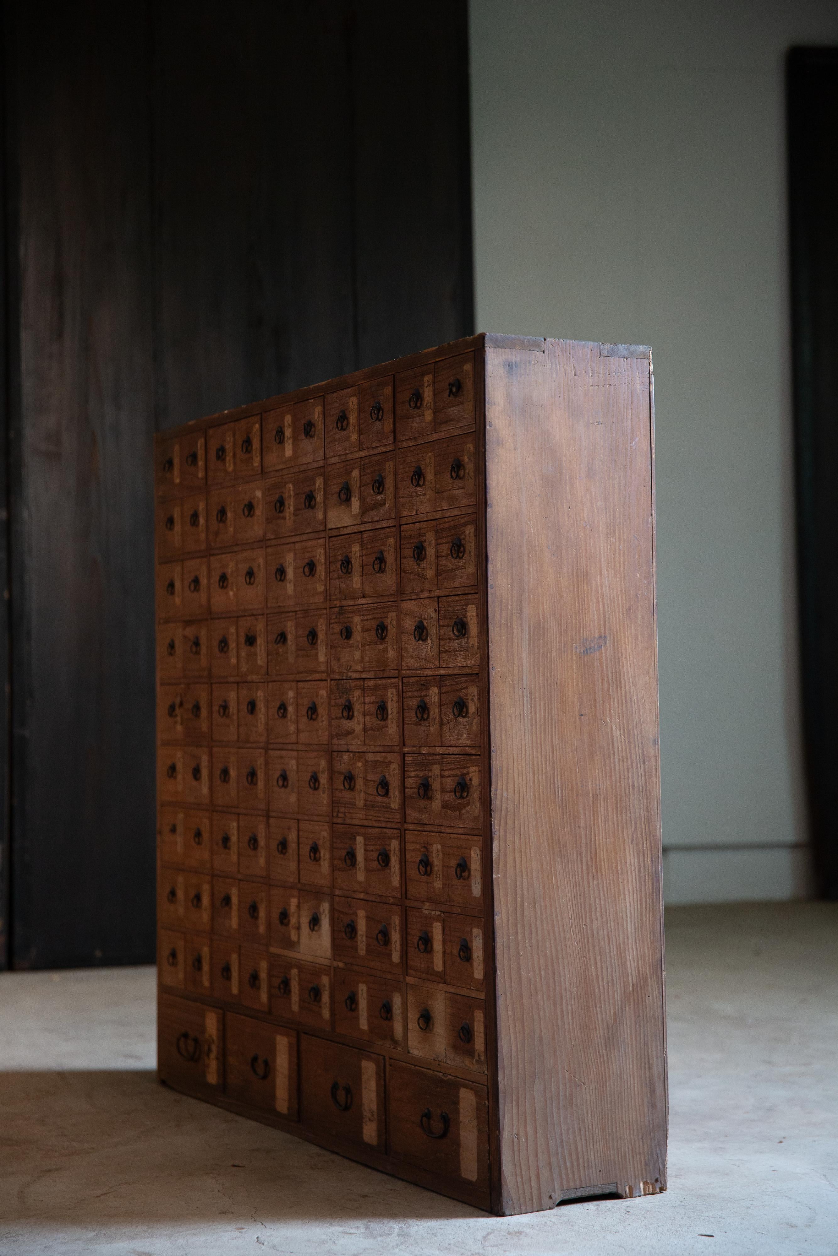 1780er-1850er Jahre Edo Japanische antike Kiri-Medizinkommode mit Schubladenschrank, wabi sabi tansu im Angebot 2