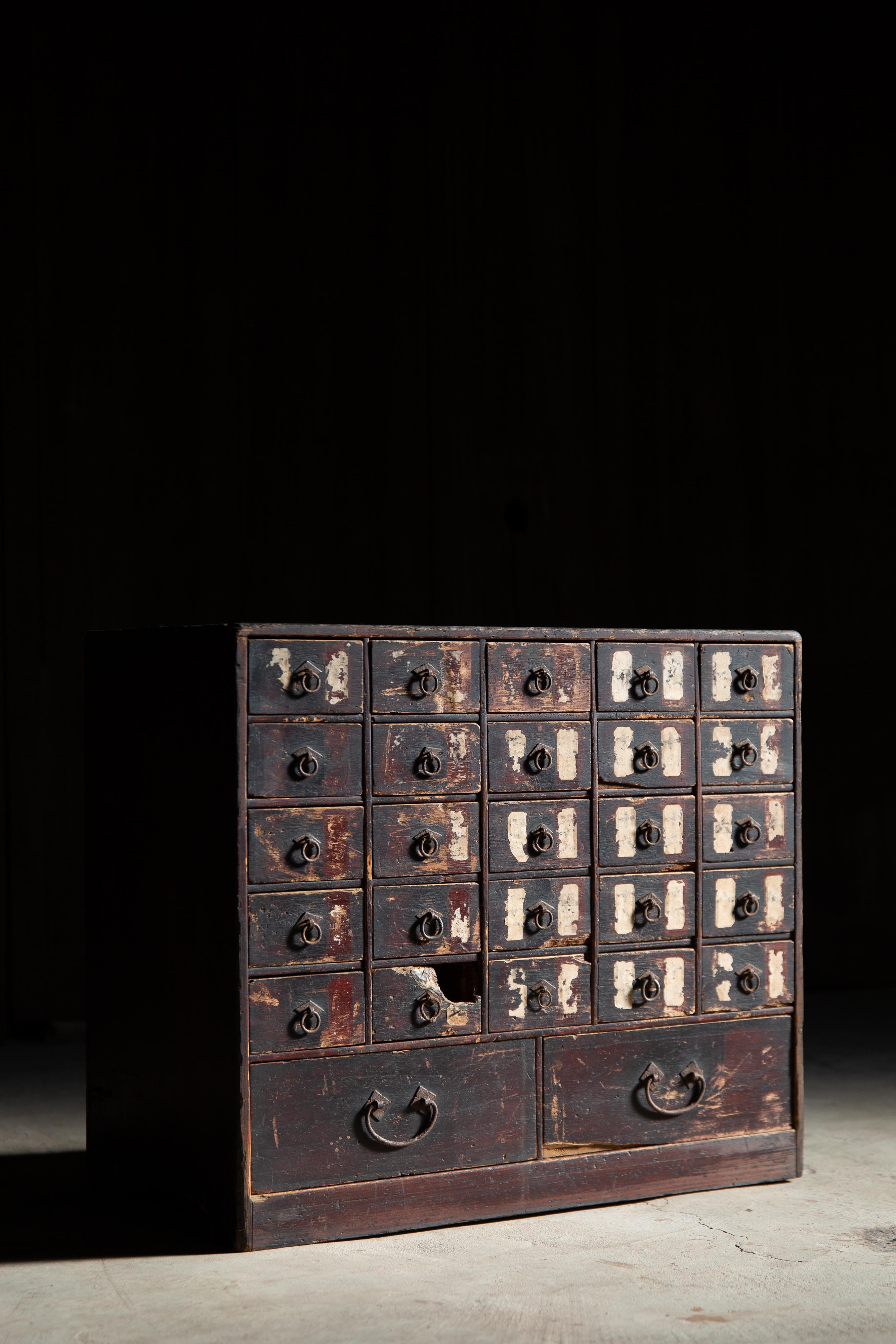1780s-1850s Edo Japanese antique medicine chest of drawers, cabinet wabi sabi In Good Condition For Sale In 常陸大宮市, JP