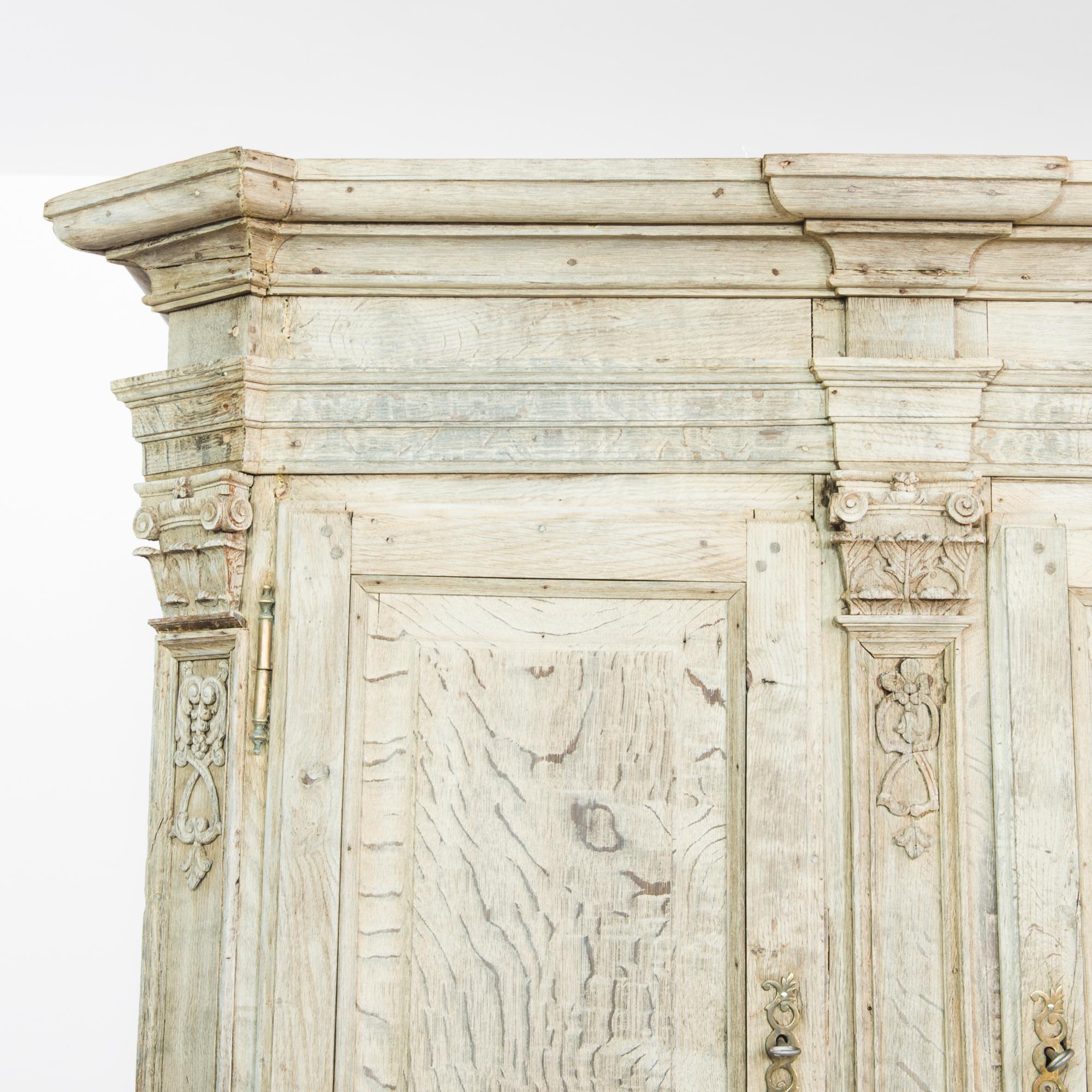 Ein Schrank aus gebleichter Eiche aus Belgien, hergestellt um 1780. Dieser hervorragend erhaltene Schrank aus dem 18. Jahrhundert ist ein außergewöhnlicher Fund. Fast so breit wie hoch, verfügt dieses Möbelstück über zwei Ebenen mit verschließbaren