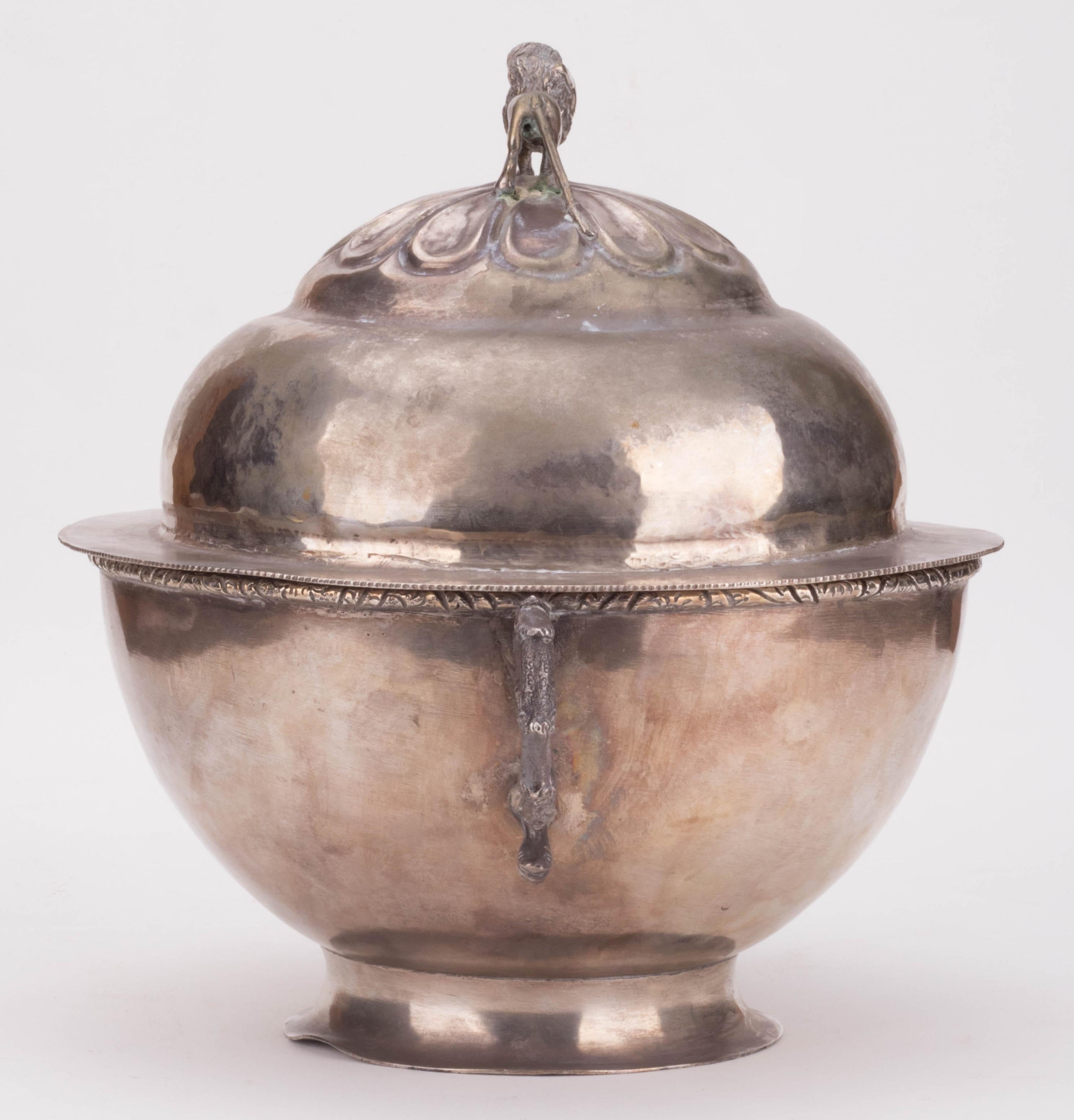 1780s Colonial Peruvian Globe Shaped Tureen with Lion Shaped Knob on Lid In Fair Condition In Marbella, ES