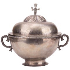 Sopera colonial de plata peruana de la década de 1780 con asas en forma de volutas