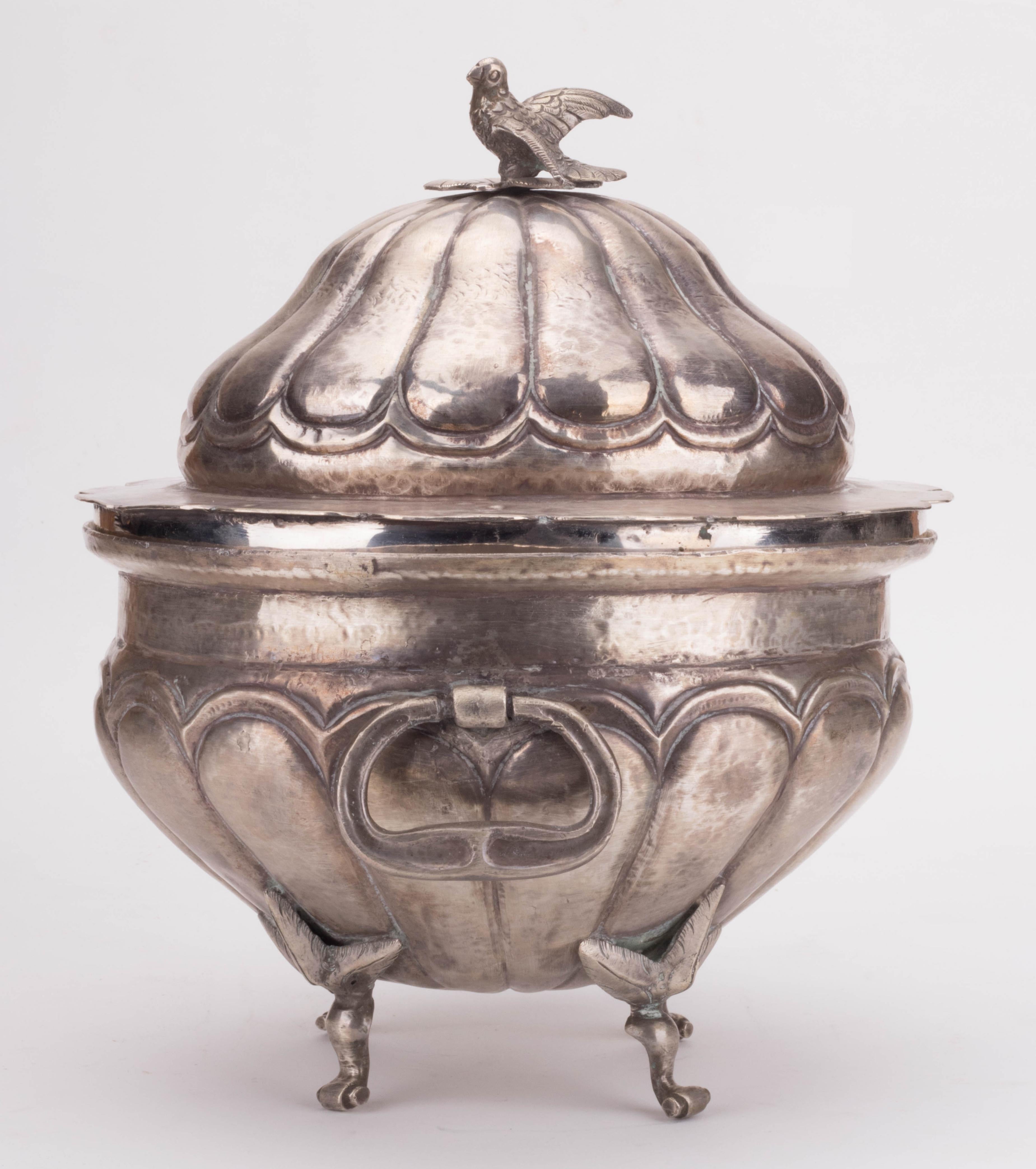 1780s Colonial Peruvian Tureen with Side Handles and Dove Shaped Knob on Lid In Good Condition In Marbella, ES