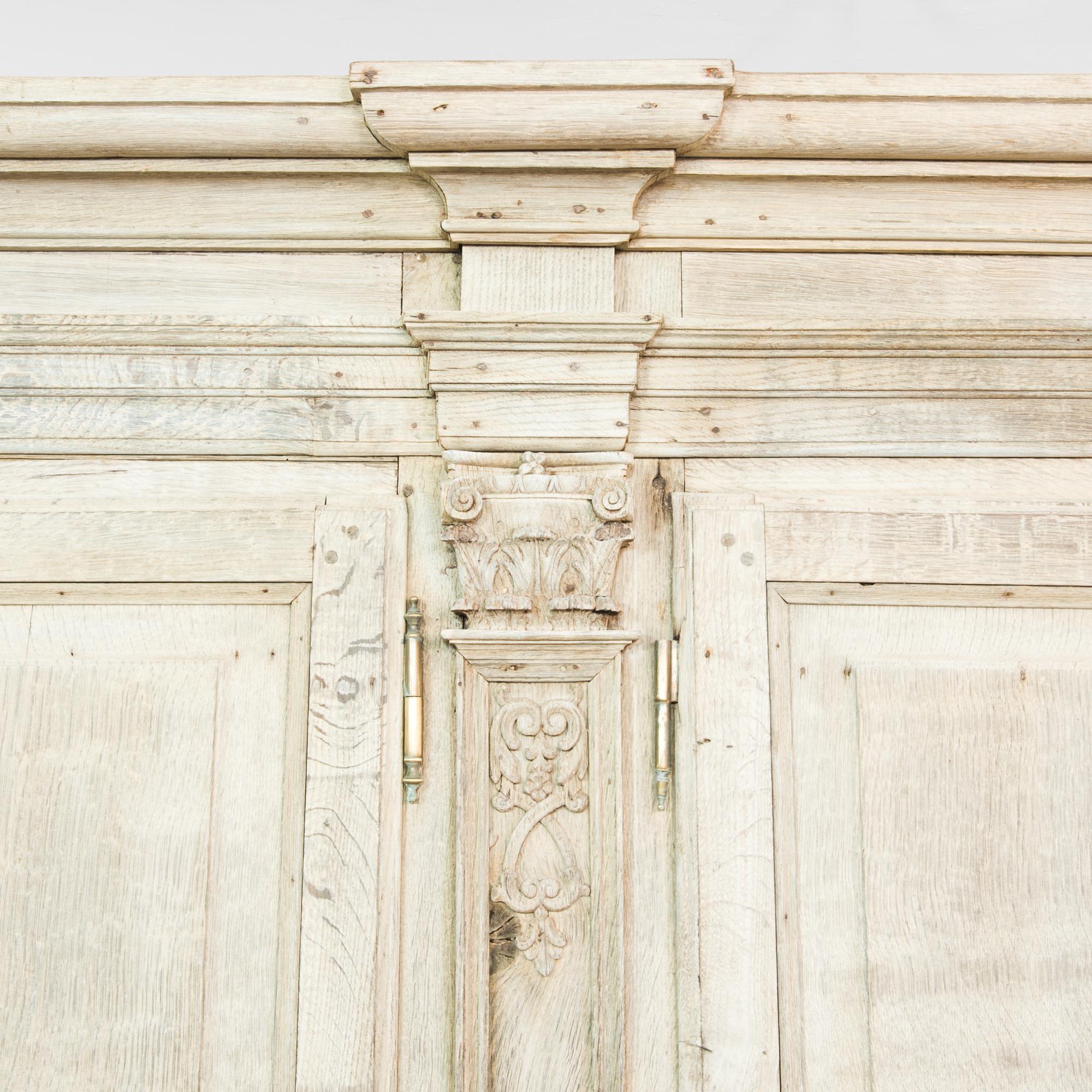 Belge Meuble de rangement flamand à huit portes en chêne des années 1780 en vente