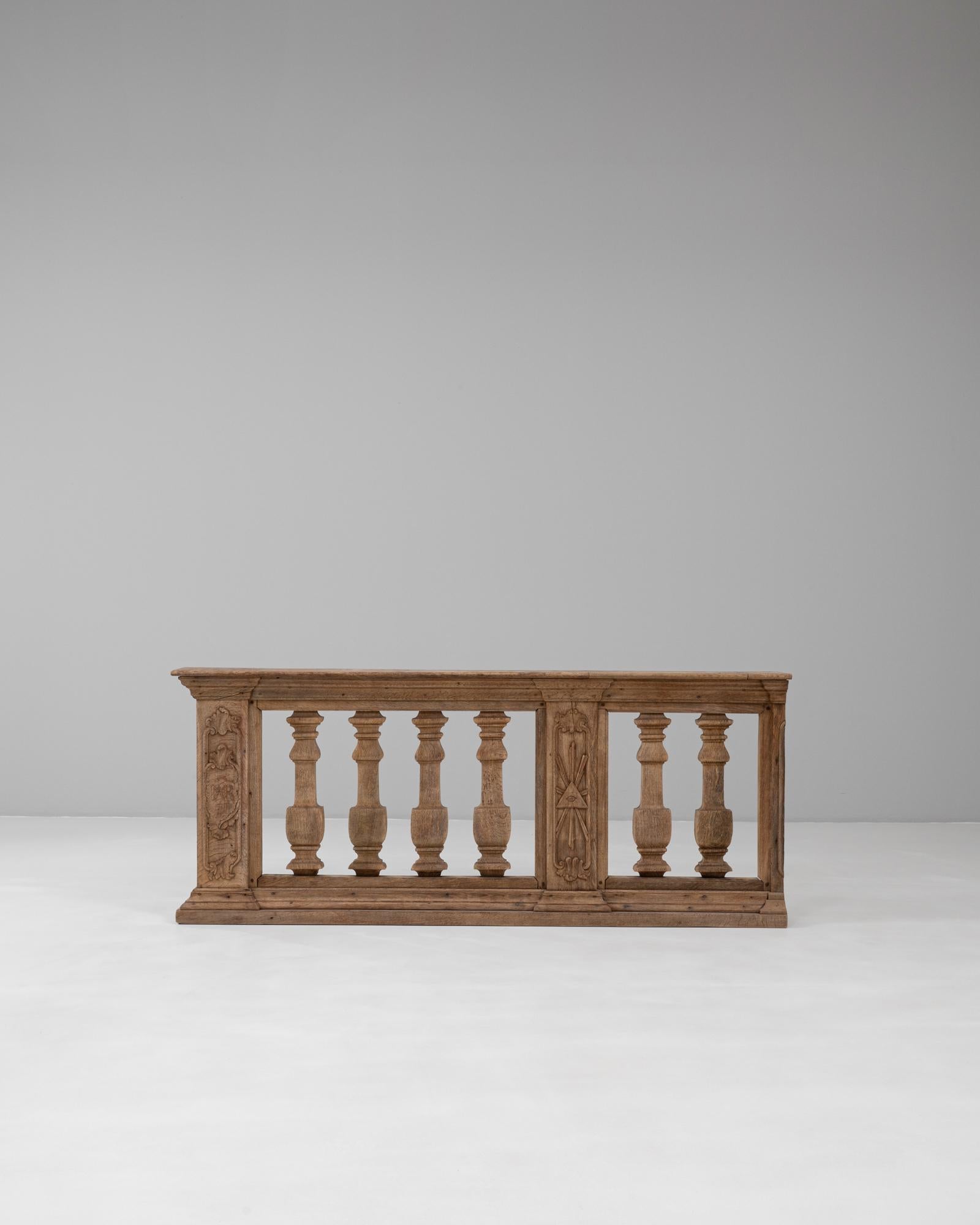 Esta balaustrada francesa de roble tallada a mano de la década de 1780 muestra la refinada artesanía y la elegancia arquitectónica de finales del siglo XVIII. Hecha de roble macizo con una cálida pátina suavizada por el tiempo, presenta una serie de