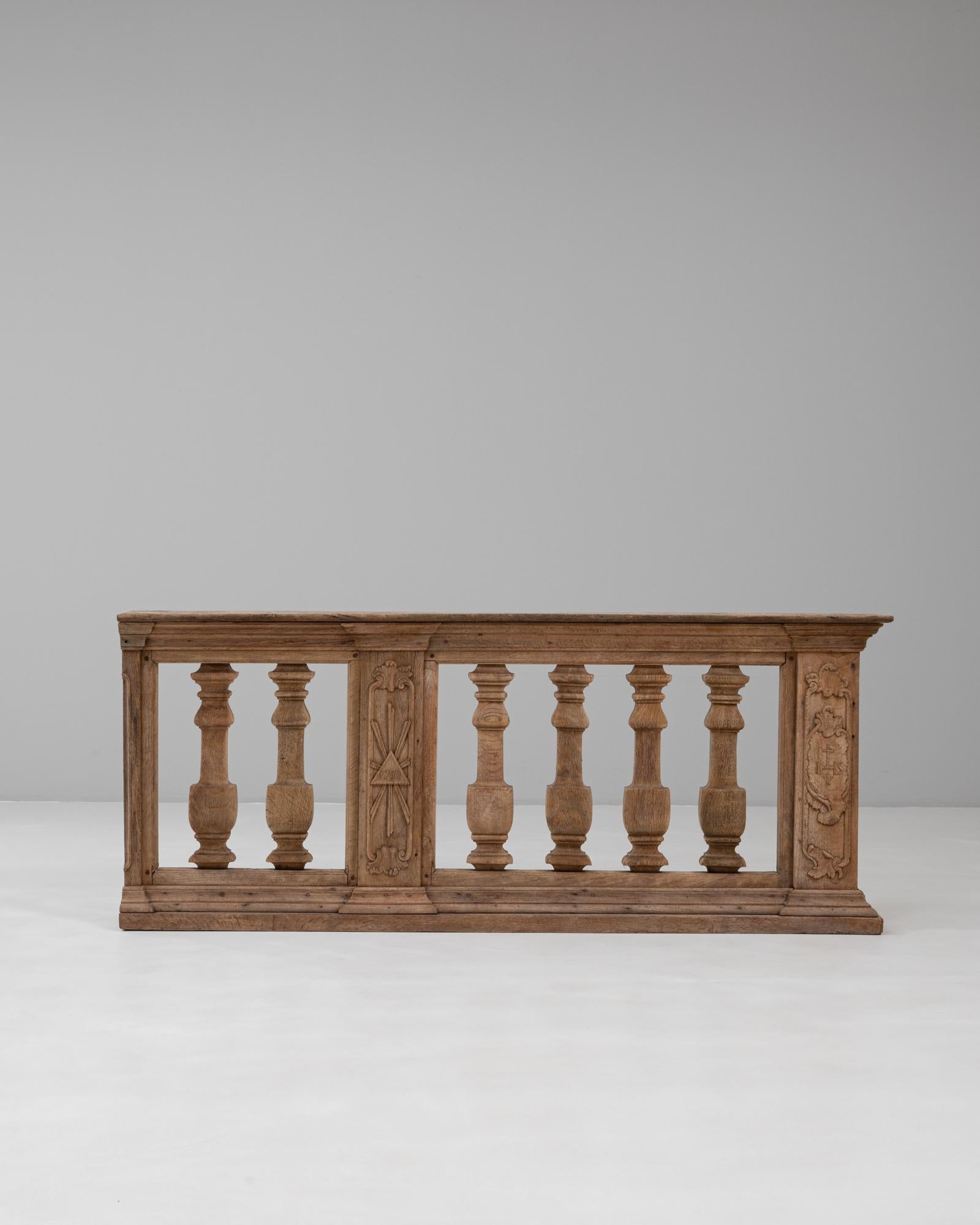 Diese handgeschnitzte französische Eichenbalustrade aus den 1780er Jahren zeigt die raffinierte Handwerkskunst und architektonische Eleganz des späten 18. Jahrhunderts. Er ist aus massiver Eiche mit einer warmen, im Laufe der Zeit gemilderten Patina