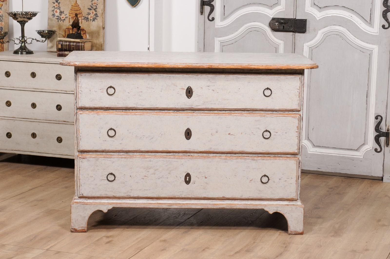 Wood 1780s Light Grey Painted Swedish Chest of Drawers with Carved Bracket Feet
