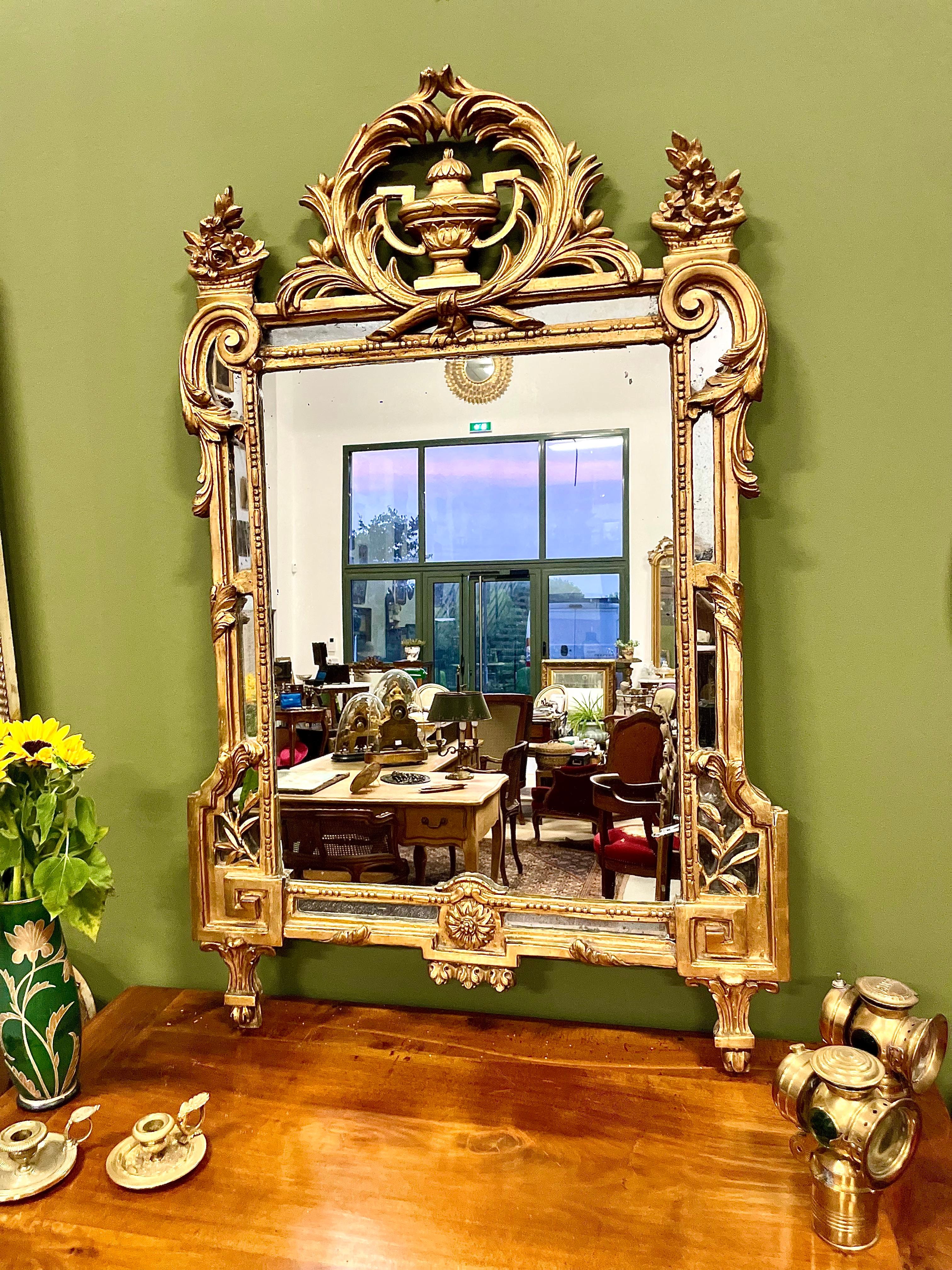 Miroir Louis XVI en bois doré de Pareclose des années 1780  en vente 5