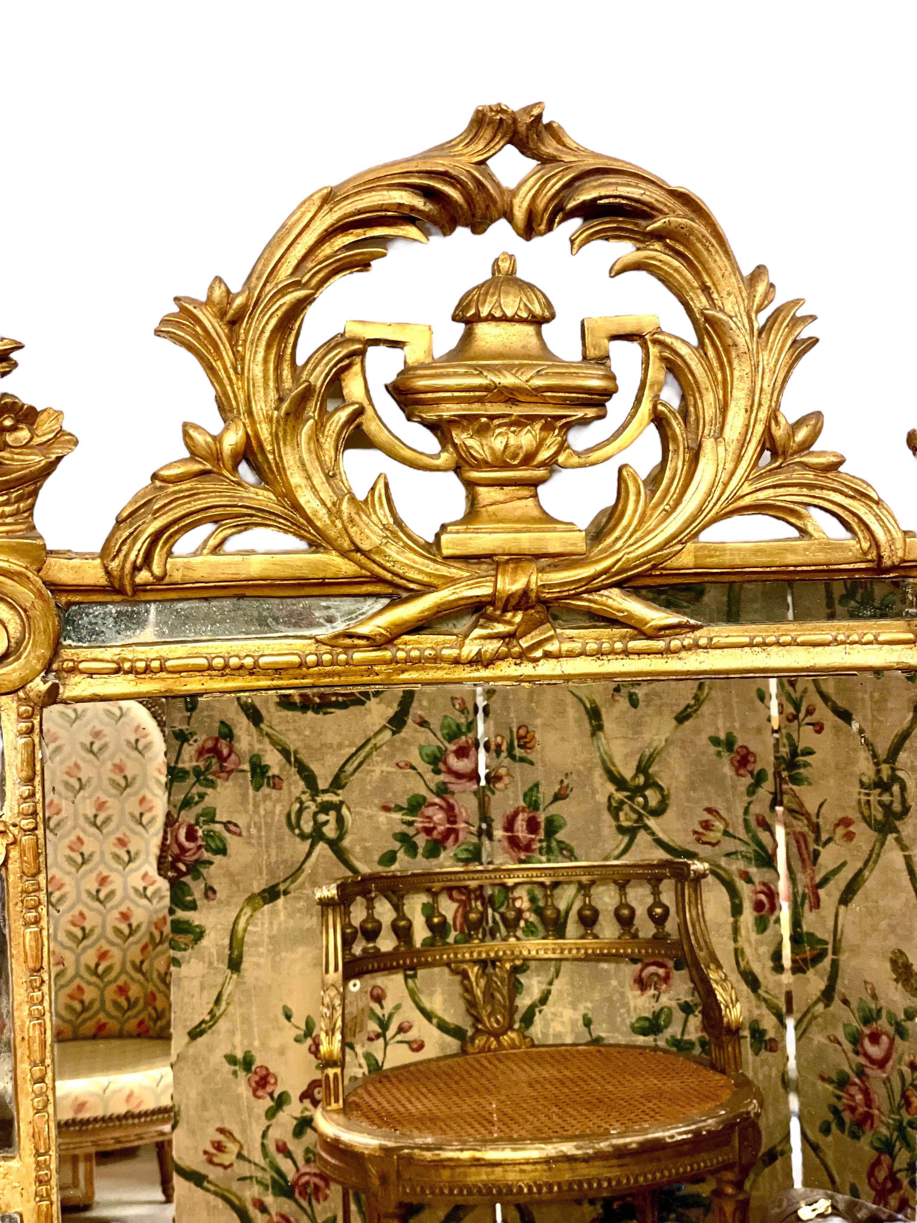 Exceptionnel miroir à parclose ou à coussin de la fin du XVIIIe siècle, dans un cadre en bois doré richement sculpté. Ce miroir rectangulaire est orné sur les quatre côtés de magnifiques motifs classiques sculptés à la main, notamment des gerbes