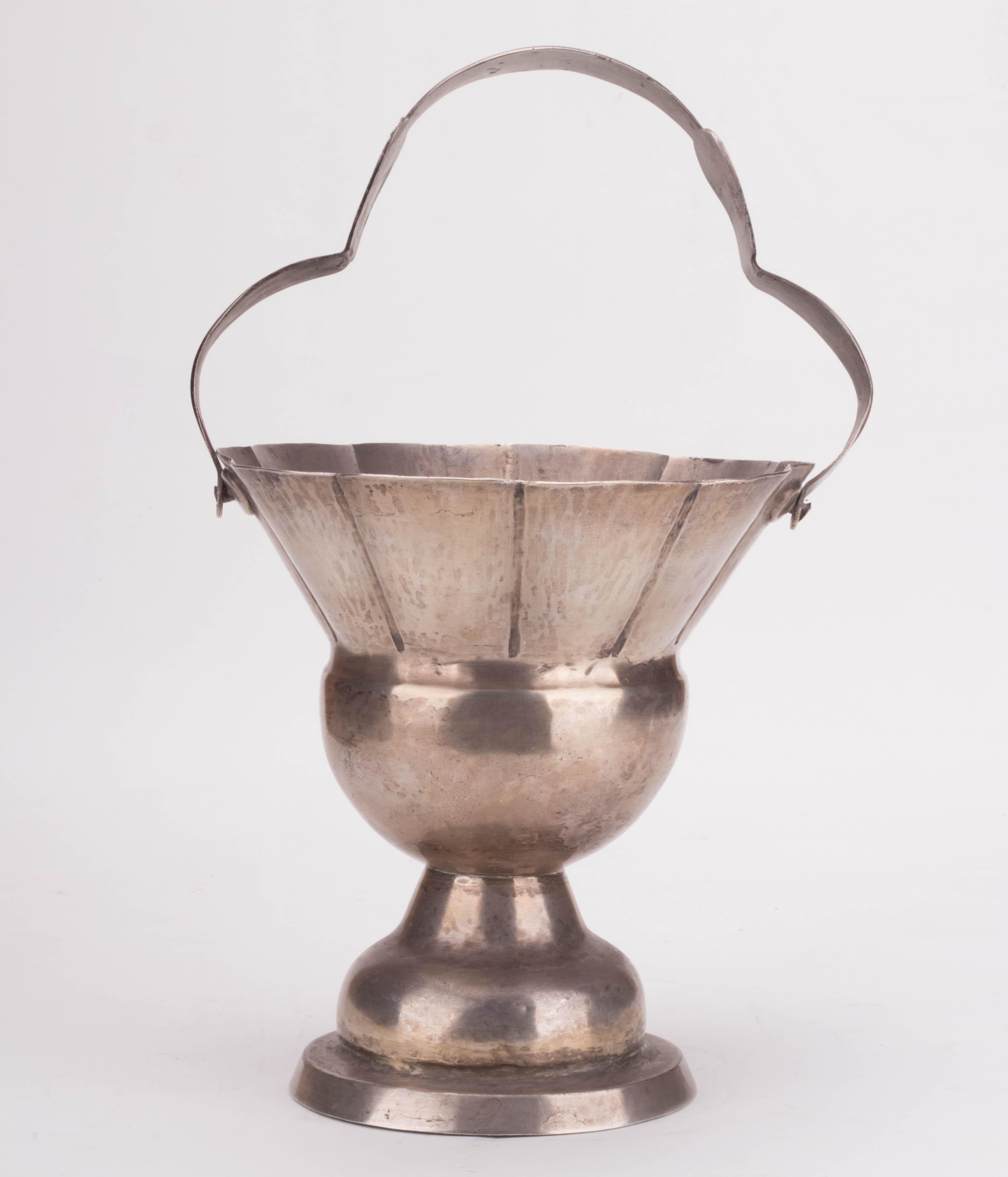 1780s Peruvian silver basket shaped centrepiece with handle. 

Silver by weight: 530g.