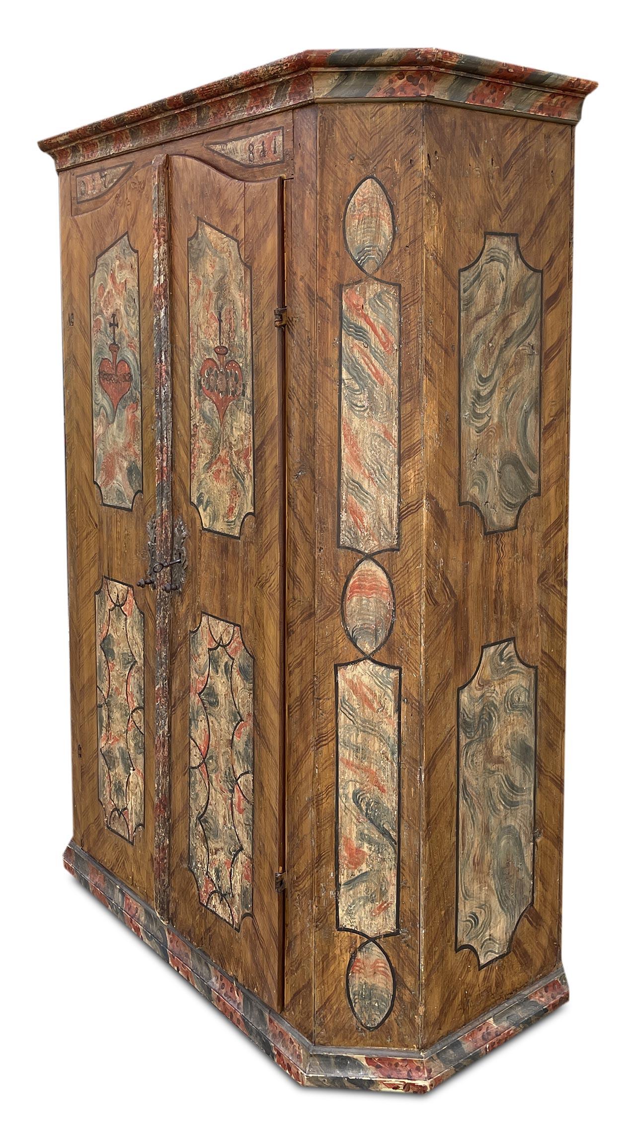 Tiroler Kleiderschrank von 1781

Maße: H. 185 cm - B. 140 cm (150 cm an den Rahmen) - T. 53 cm (58 cm an den Rahmen)
Essenz: Tanne
Zeitraum: 1781
Herkunft: Tirol

Beschreibung:
Tiroler Kleiderschrank, mit zwei Türen, ganz in Ocker bemalt. Das