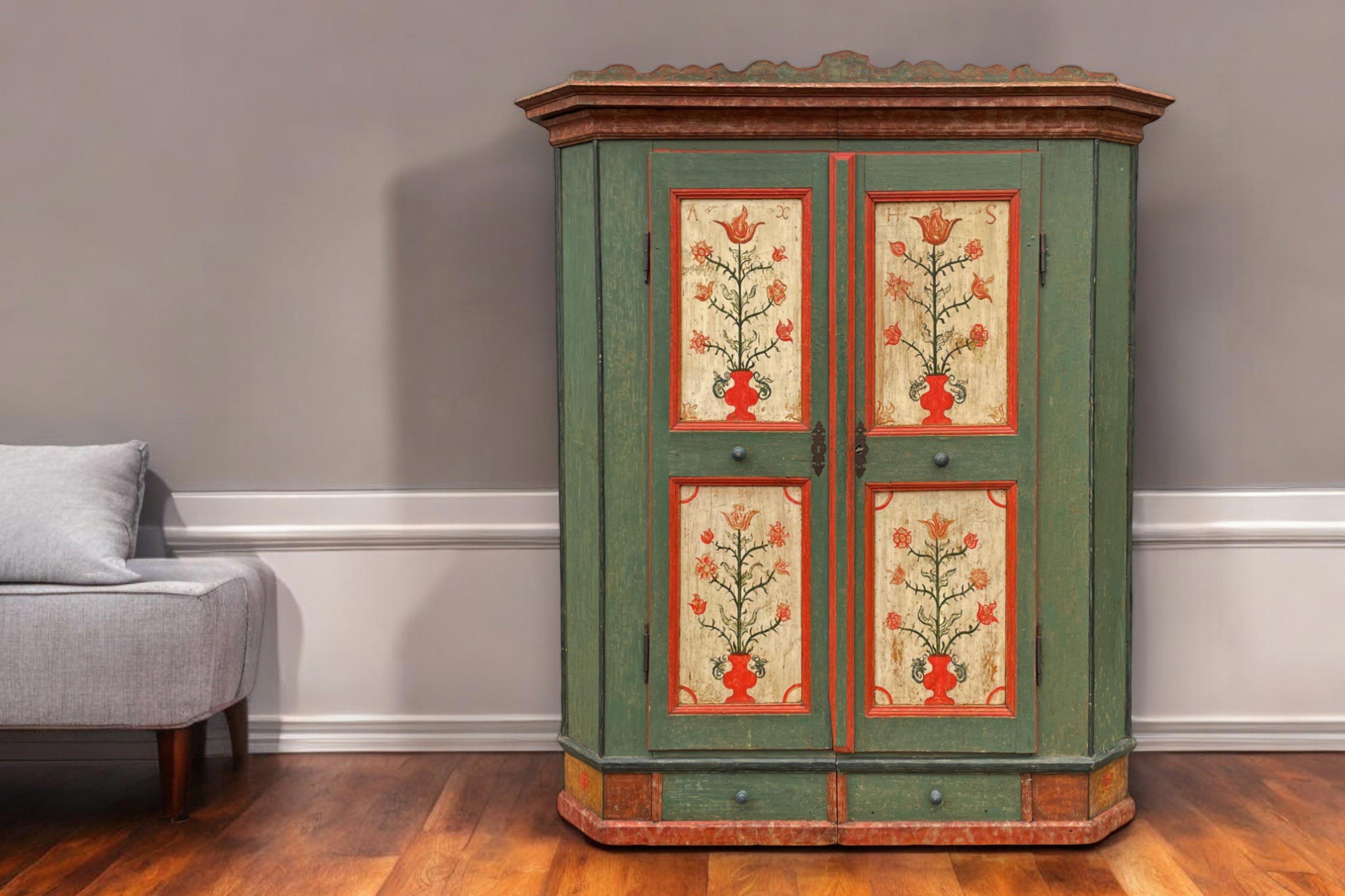 1782 Green Floral Painted Wardrobe In Good Condition In Vo', Veneto