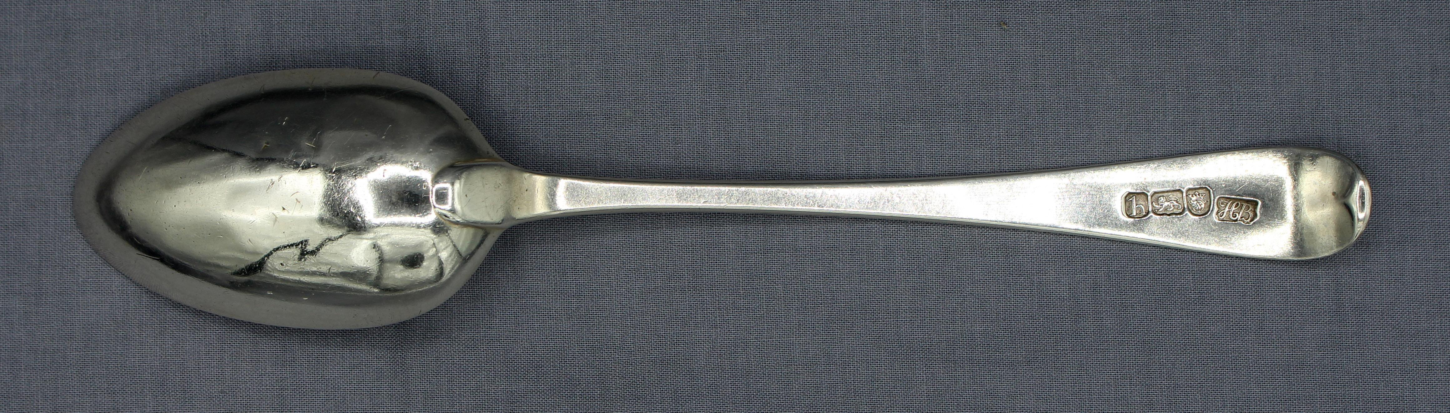 1783 Cuillère à soupe en argent sterling à motif anglais par Hester Bateman, Londres. Cimier d'une tête de cerf chargée d'une tour, Baron Foster of Norwich. Légères bosses sur le bol. 2.0 troy oz.
8 7/8