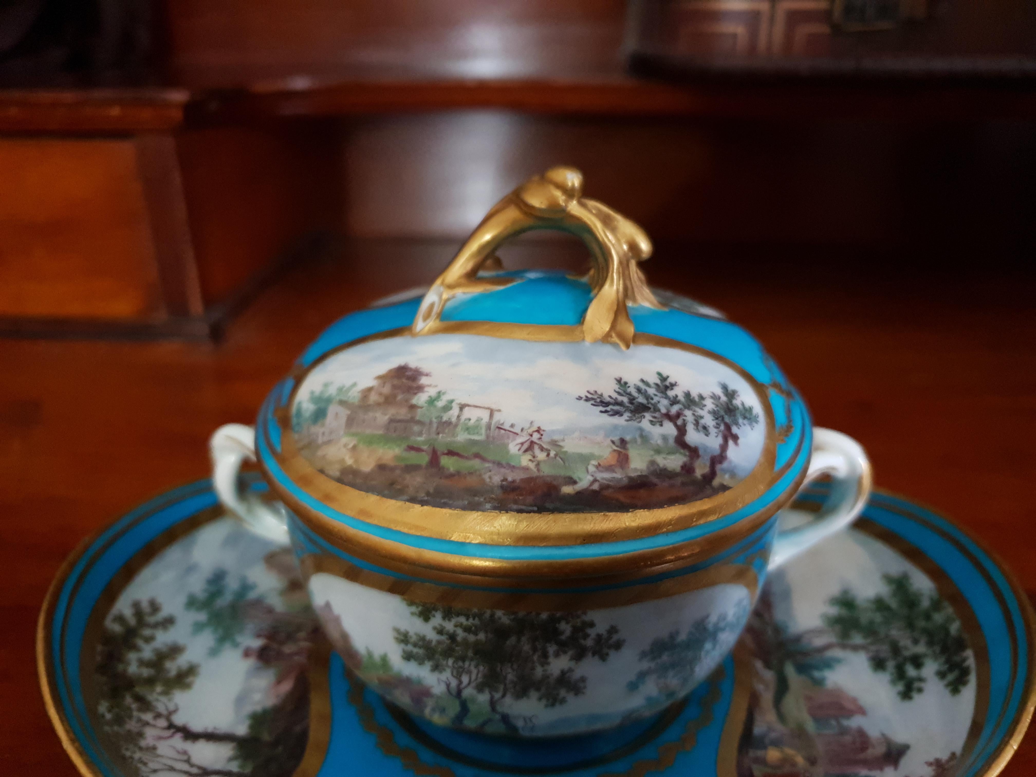18. Jahrhundert Sèvres Blau Hand gemalt Deckel Schokolade Tasse & Untertasse (Französisch) im Angebot