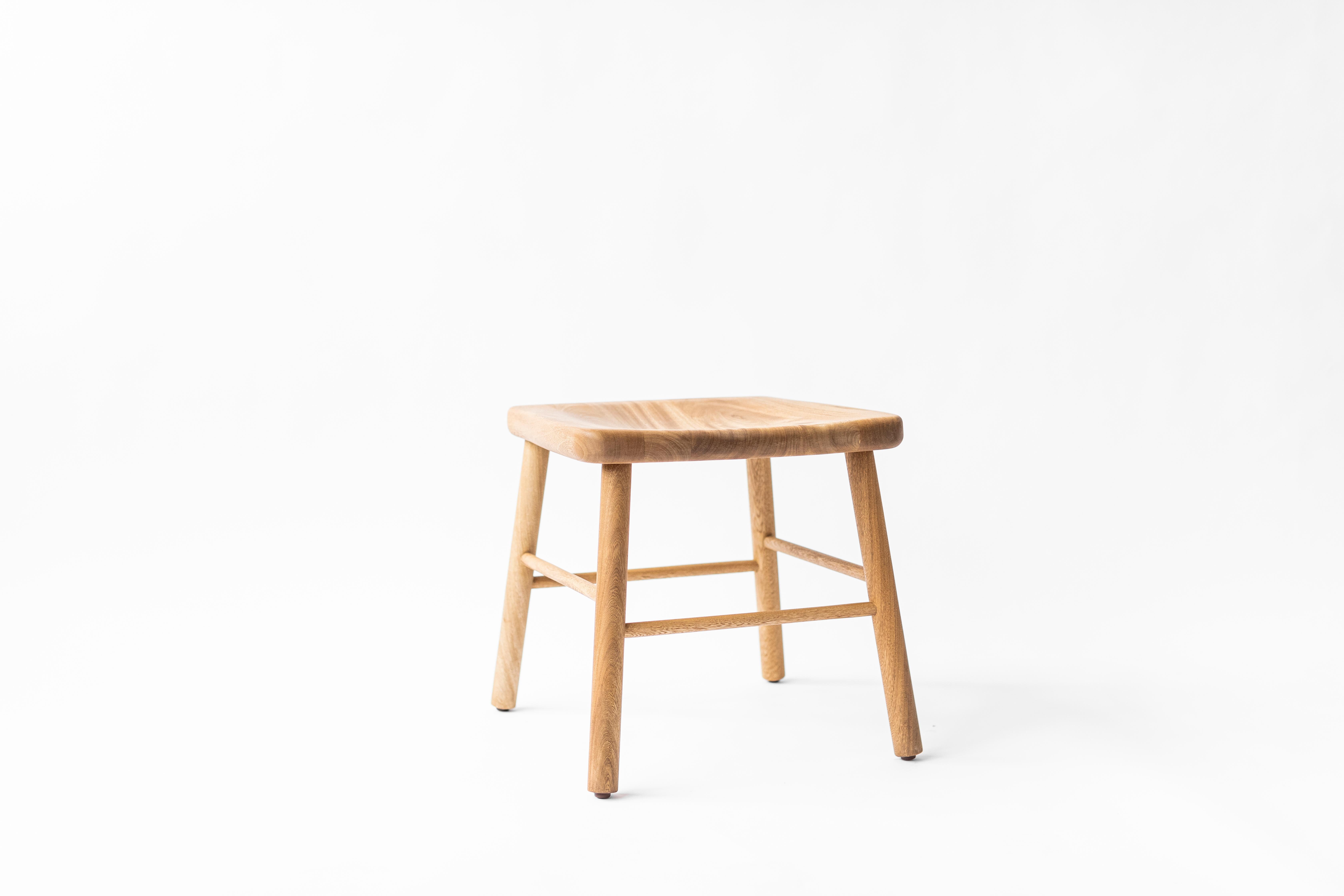 Taburete de madera de la Colección 1784 fabricado en madera de roble o tzalam, puede tener un aspecto natural o estar pintado de negro.