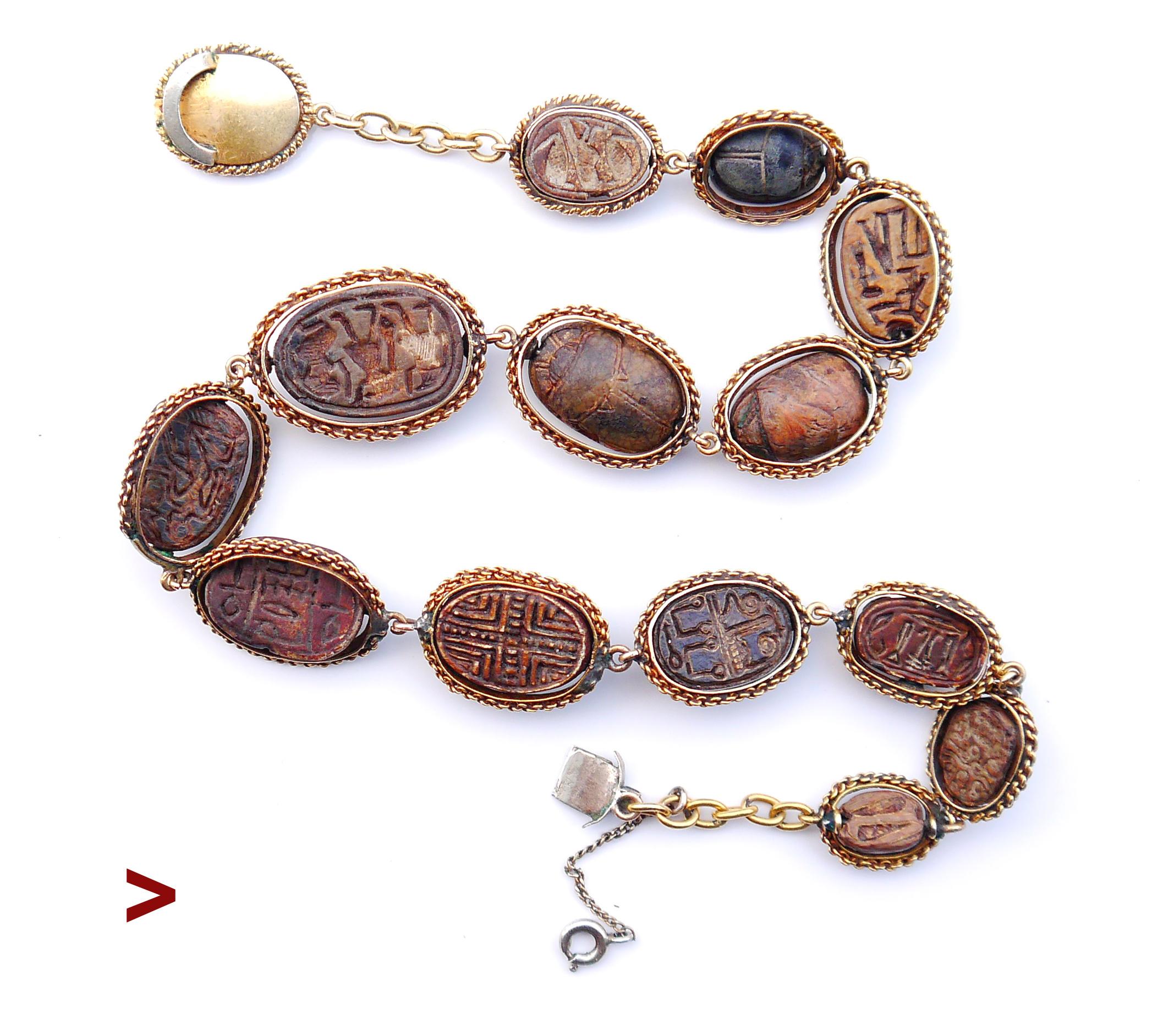 Il s'agit d'une occasion unique d'acquérir un collier antique extrêmement rare et inhabituel, un bel exemple de bijou néo-égyptien composé de 14 authentiques scarabées en stéatite ou en pierre à savon de l'Égypte ancienne des Hyksos ou du