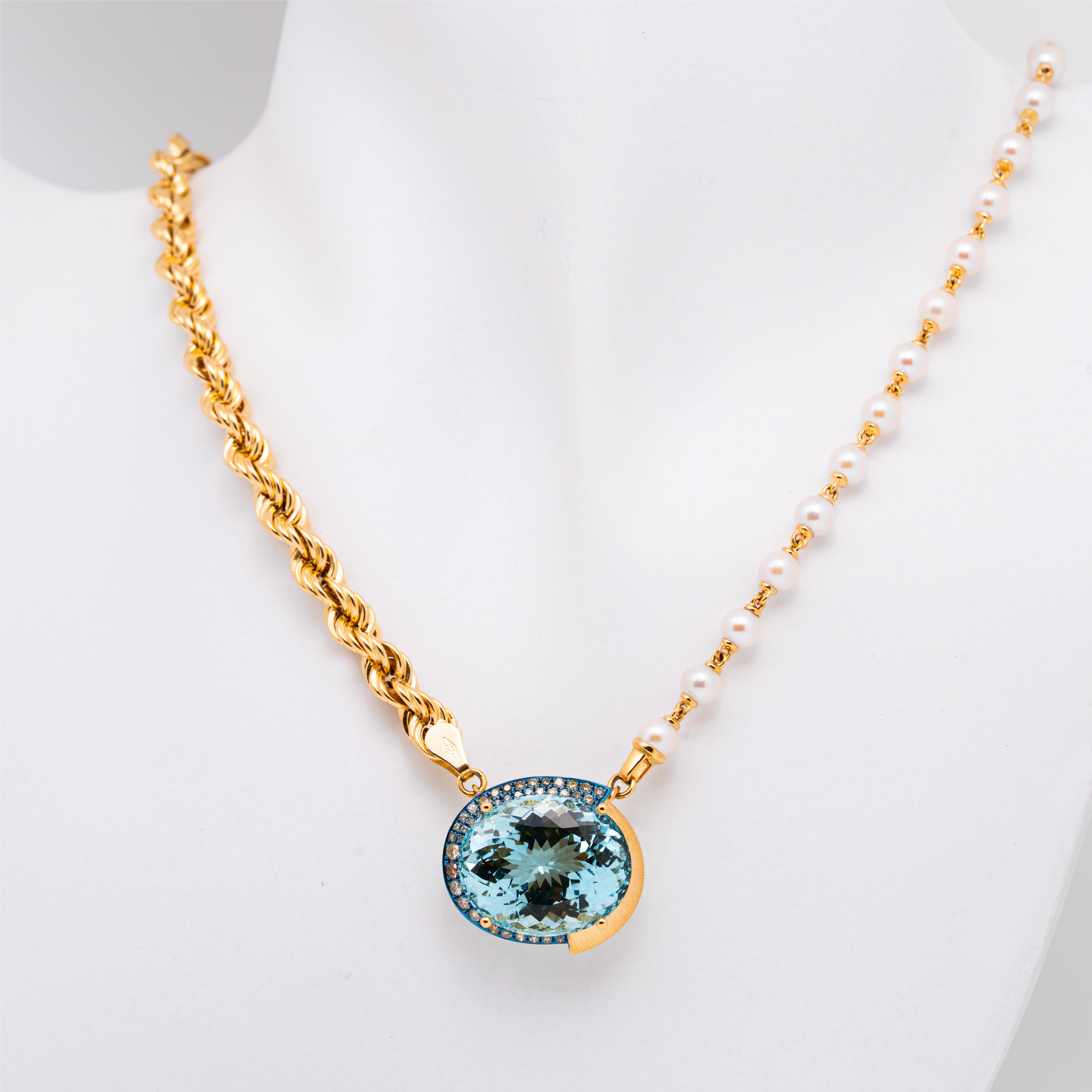 Questa collana con acquamarina e diamanti di Austy Lee è una masterclass in lusso sobrio e arte raffinata. Caratterizzato da perle lucenti e oro giallo 18 carati, il suo design aggraziato mette in risalto la bellezza di ogni elemento in perfetta