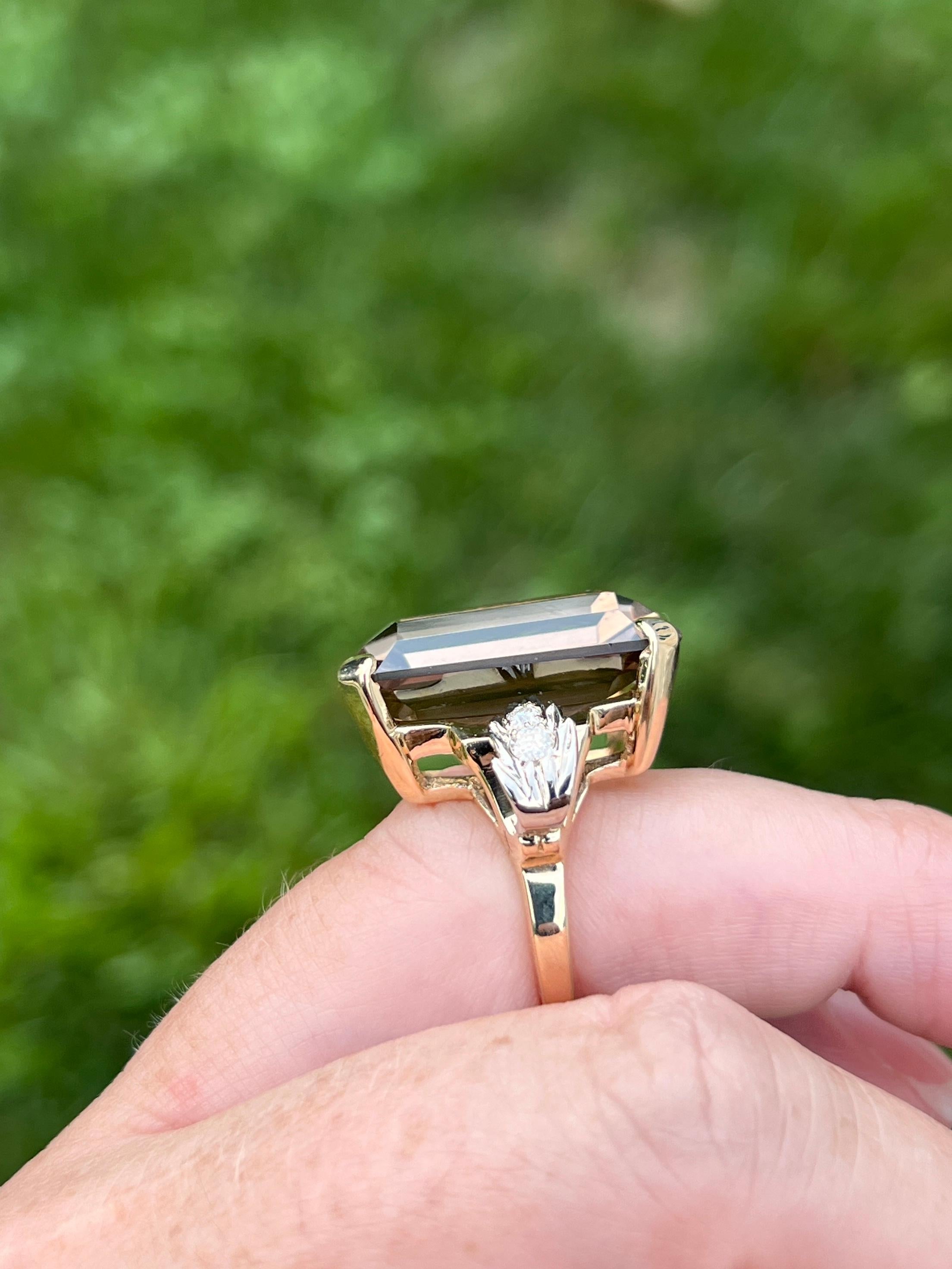 Anello da cocktail con diamante di quarzo fumé e oro giallo 14k da 17,86 carati, anni '40 in vendita 4