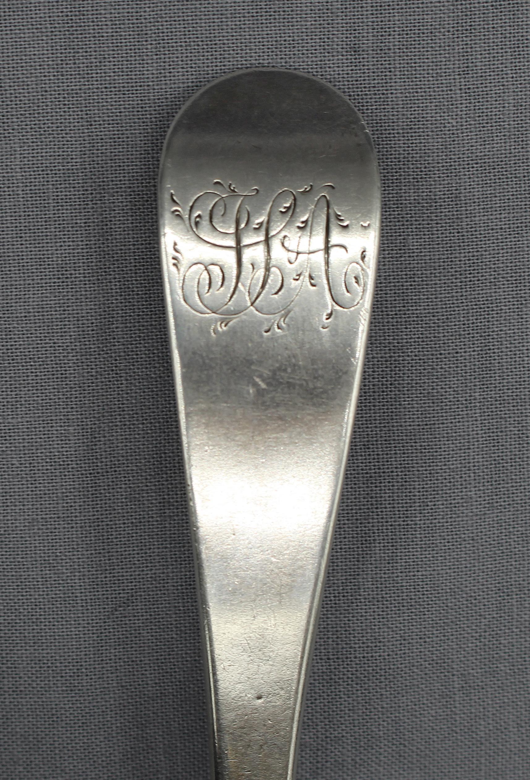 1788 Cuillère à soupe en argent sterling à motif anglais par Hester Bateman, Londres. Monogramme élégant 