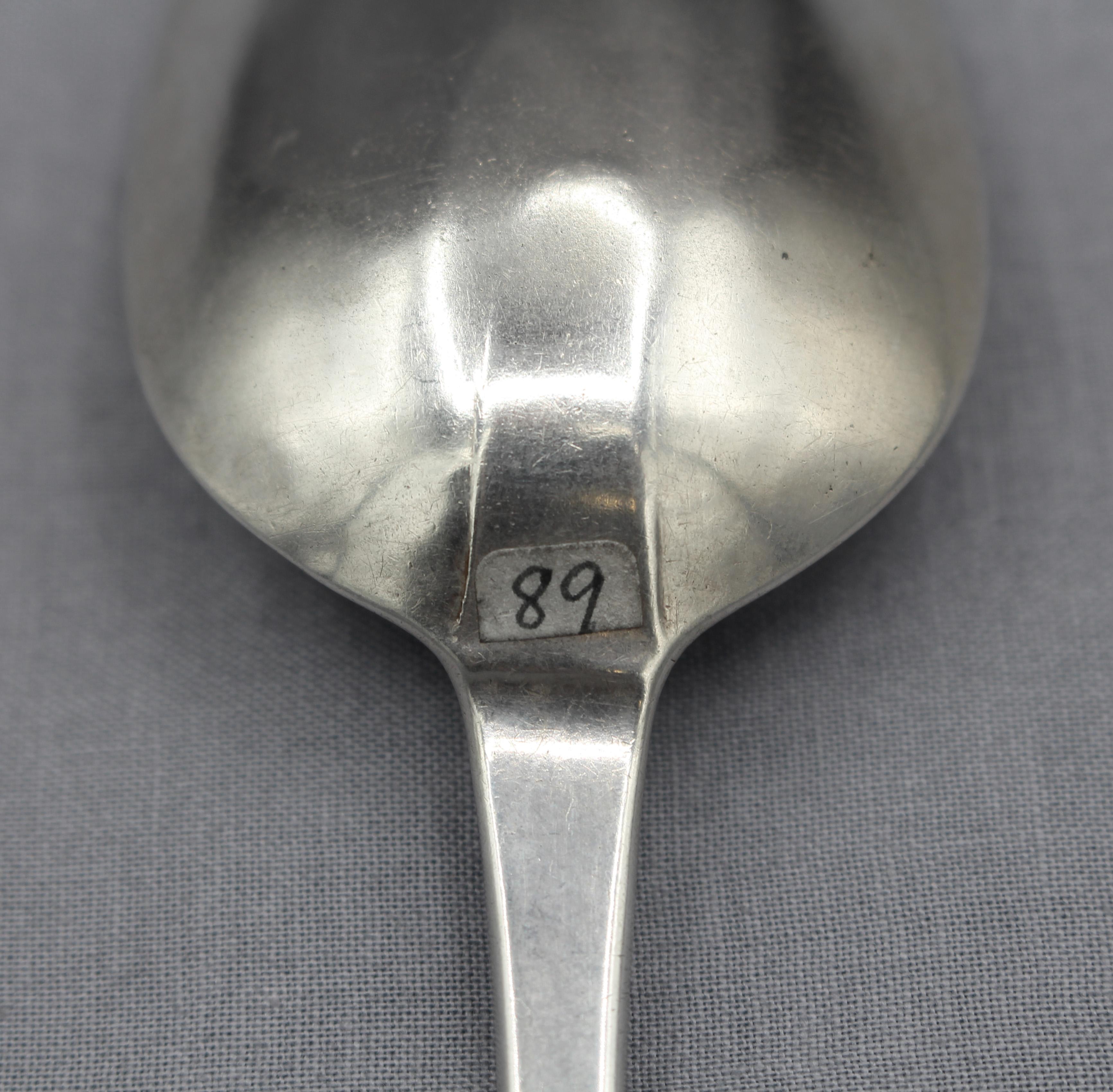 Néoclassique Cuillère de table en argent sterling à motif anglais ancien de 1788 par Hester Bateman en vente