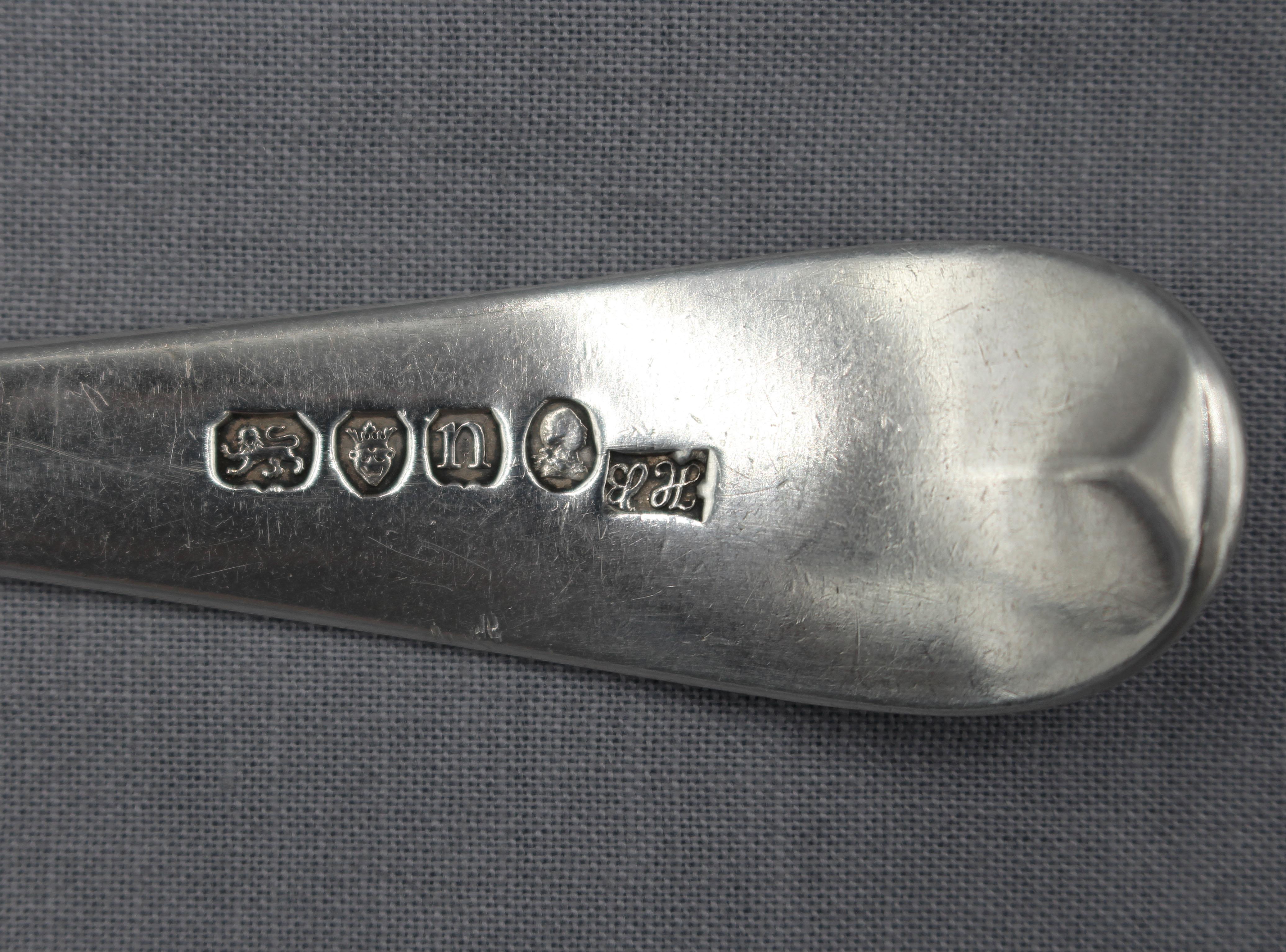 Anglais Cuillère de table en argent sterling à motif anglais ancien de 1788 par Hester Bateman en vente
